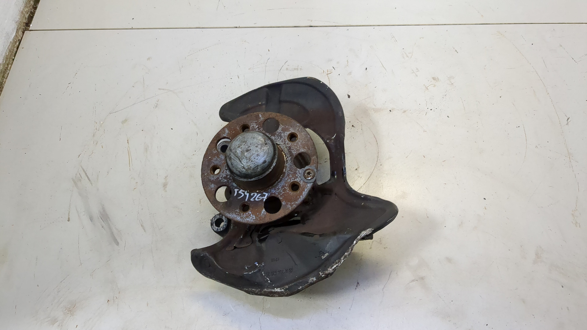 Кулак поворотный передний правый