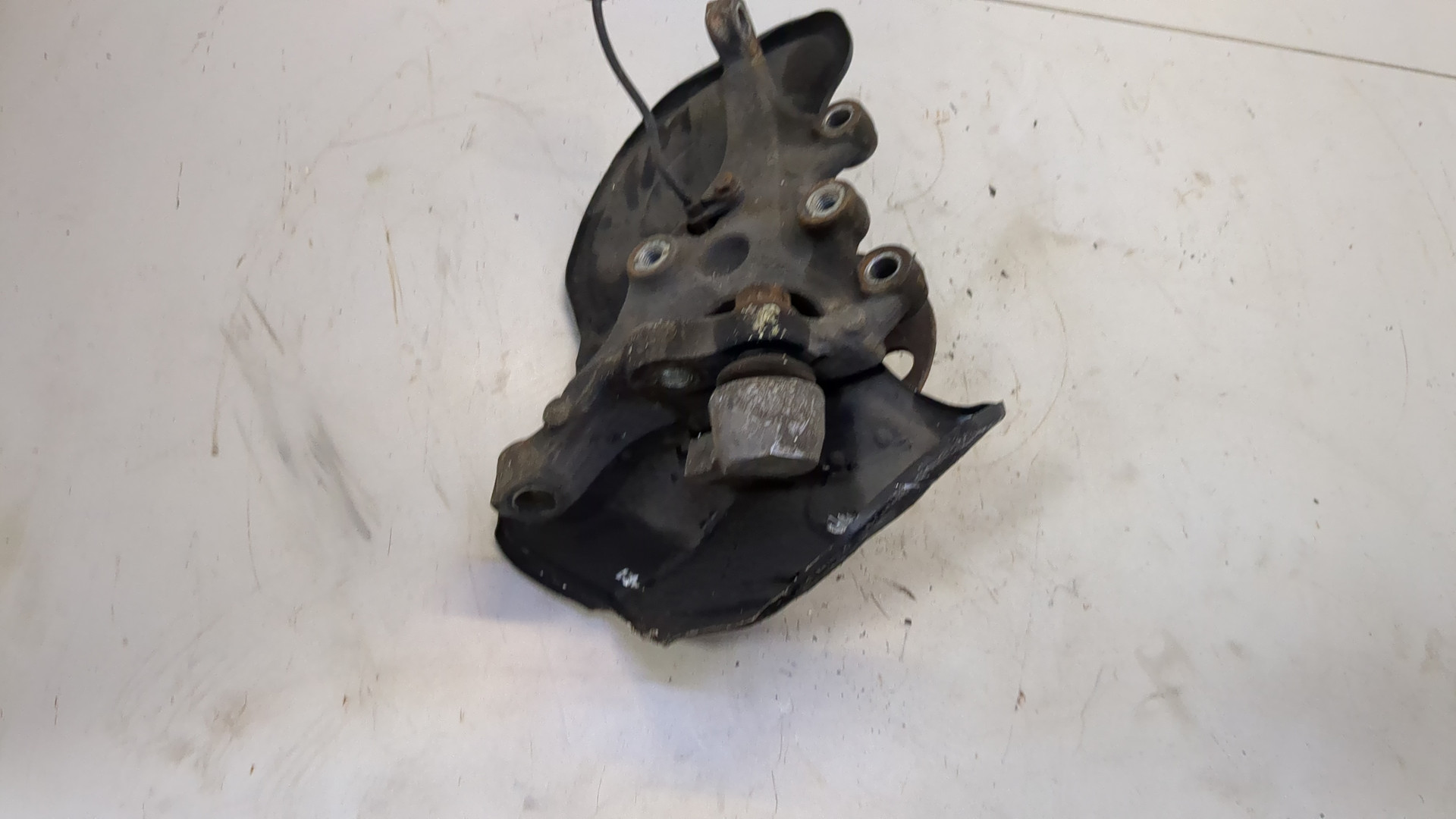 Кулак поворотный передний правый