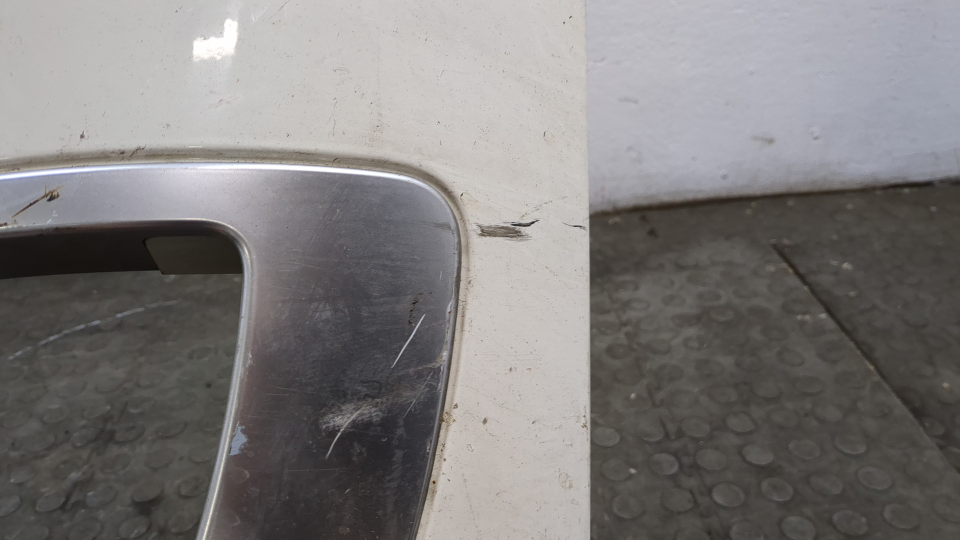 Планка под фару левая