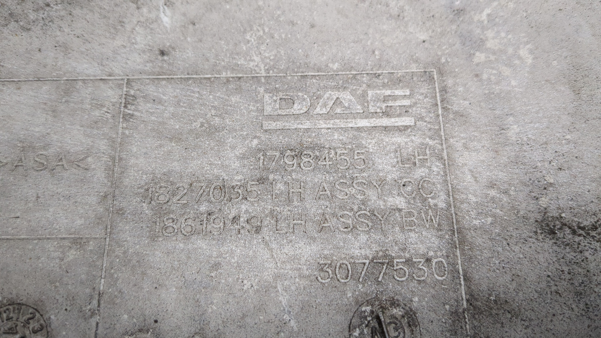 Планка под фару левая