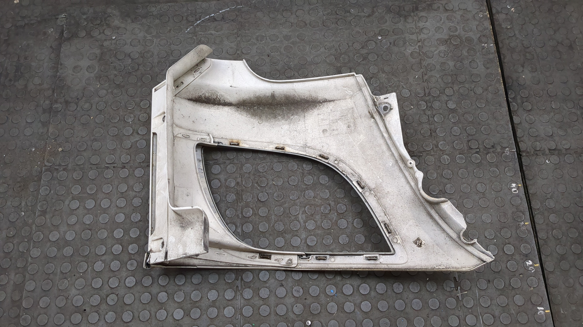 Планка под фару левая