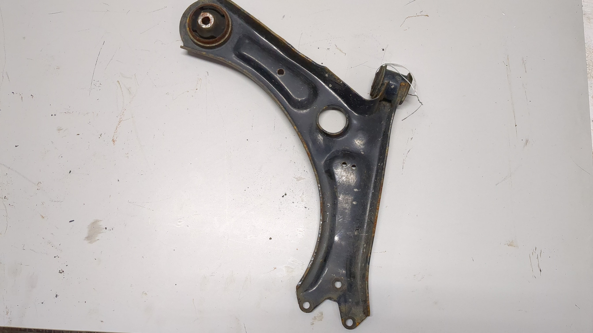 Рычаг передний левый