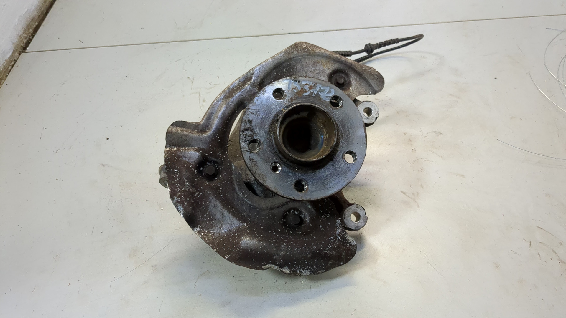 Кулак поворотный передний левый