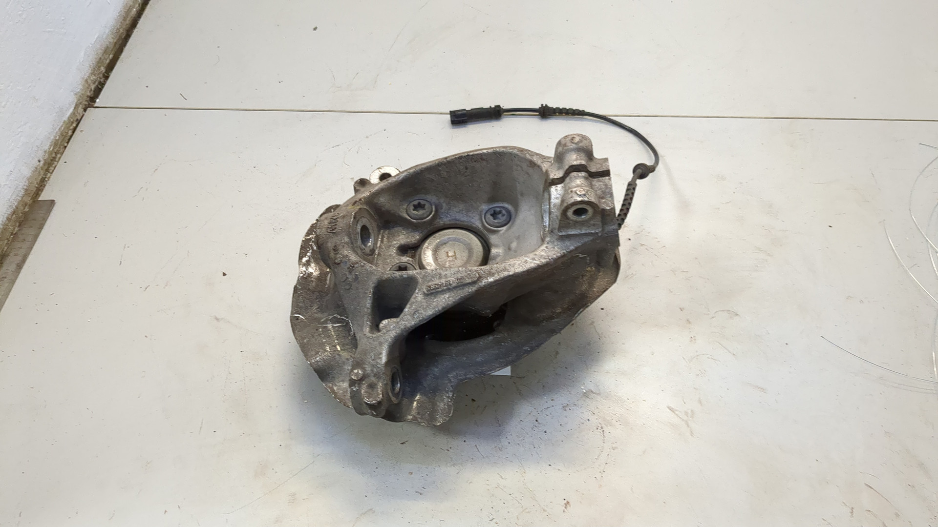 Кулак поворотный передний левый