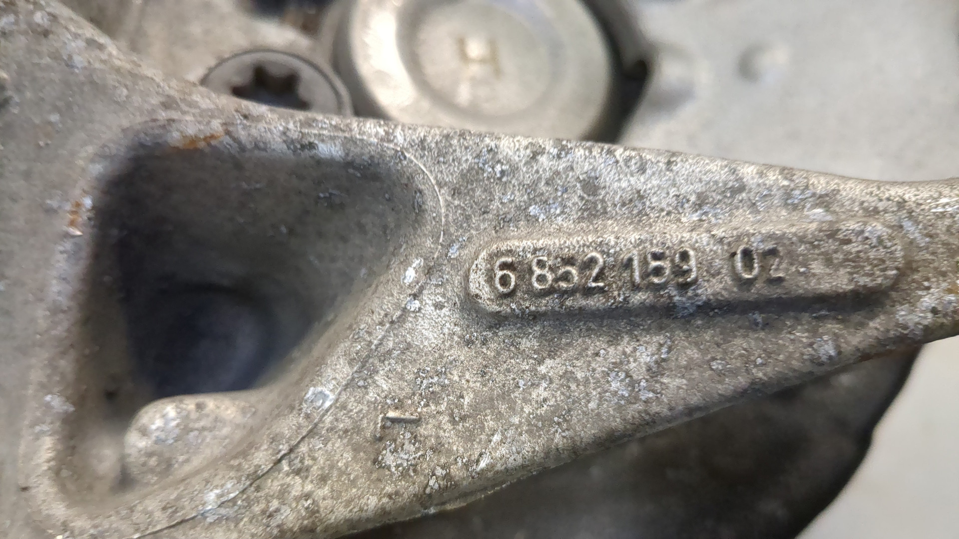 Кулак поворотный передний левый