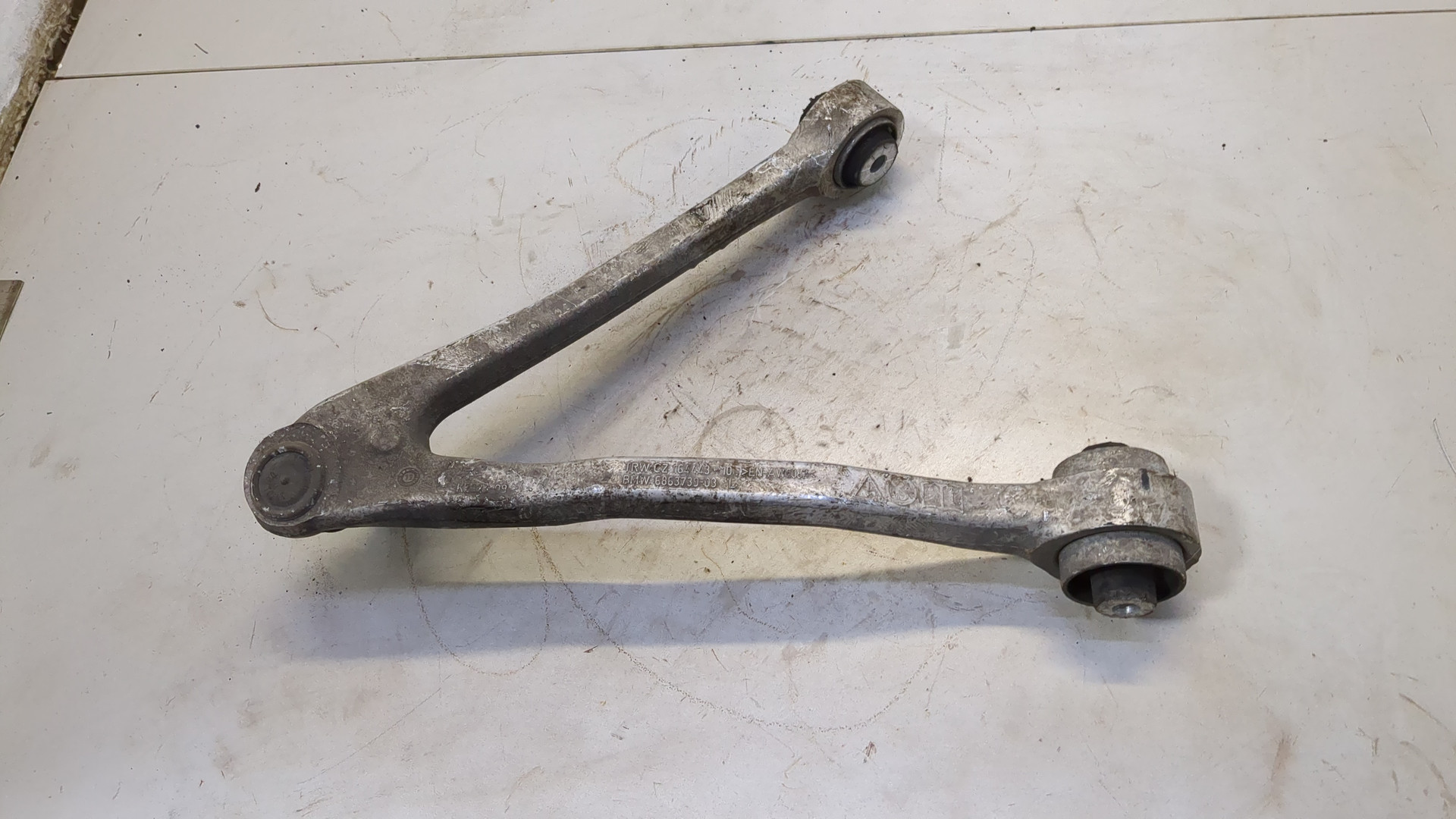 Рычаг передний левый