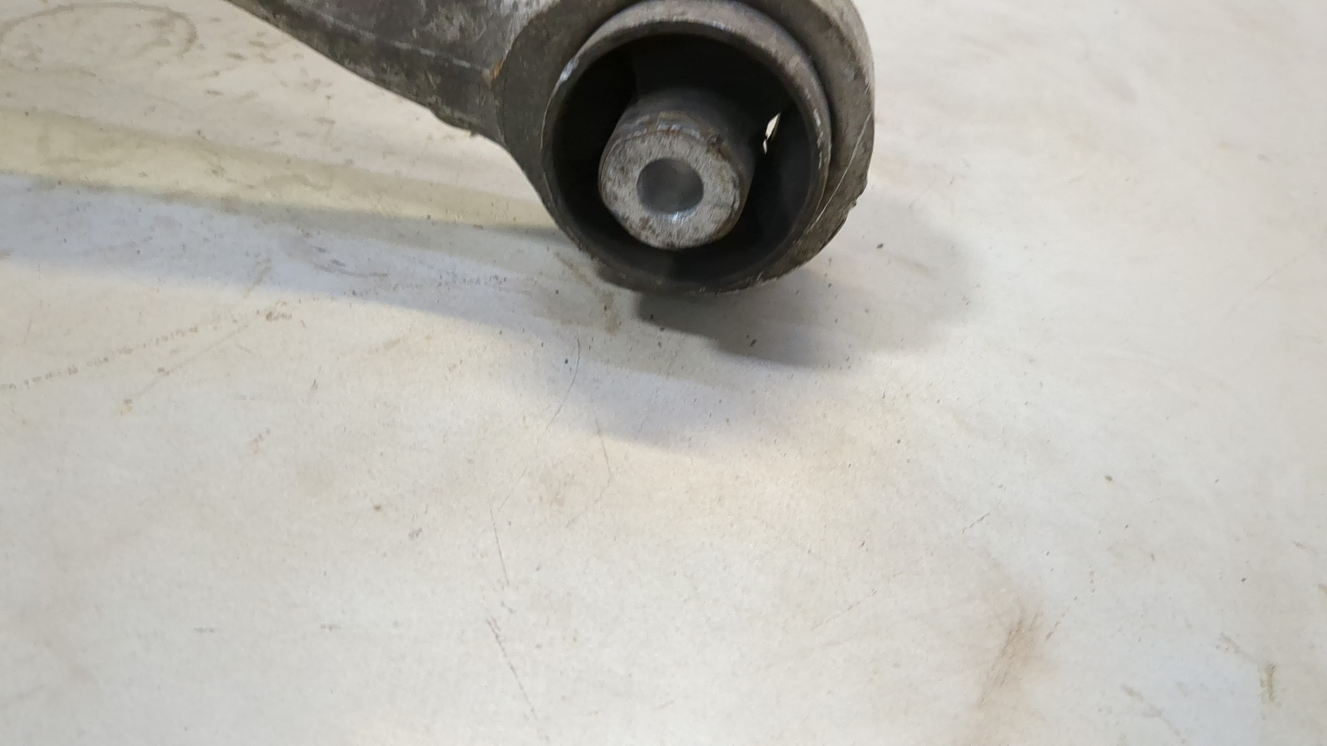 Рычаг передний левый