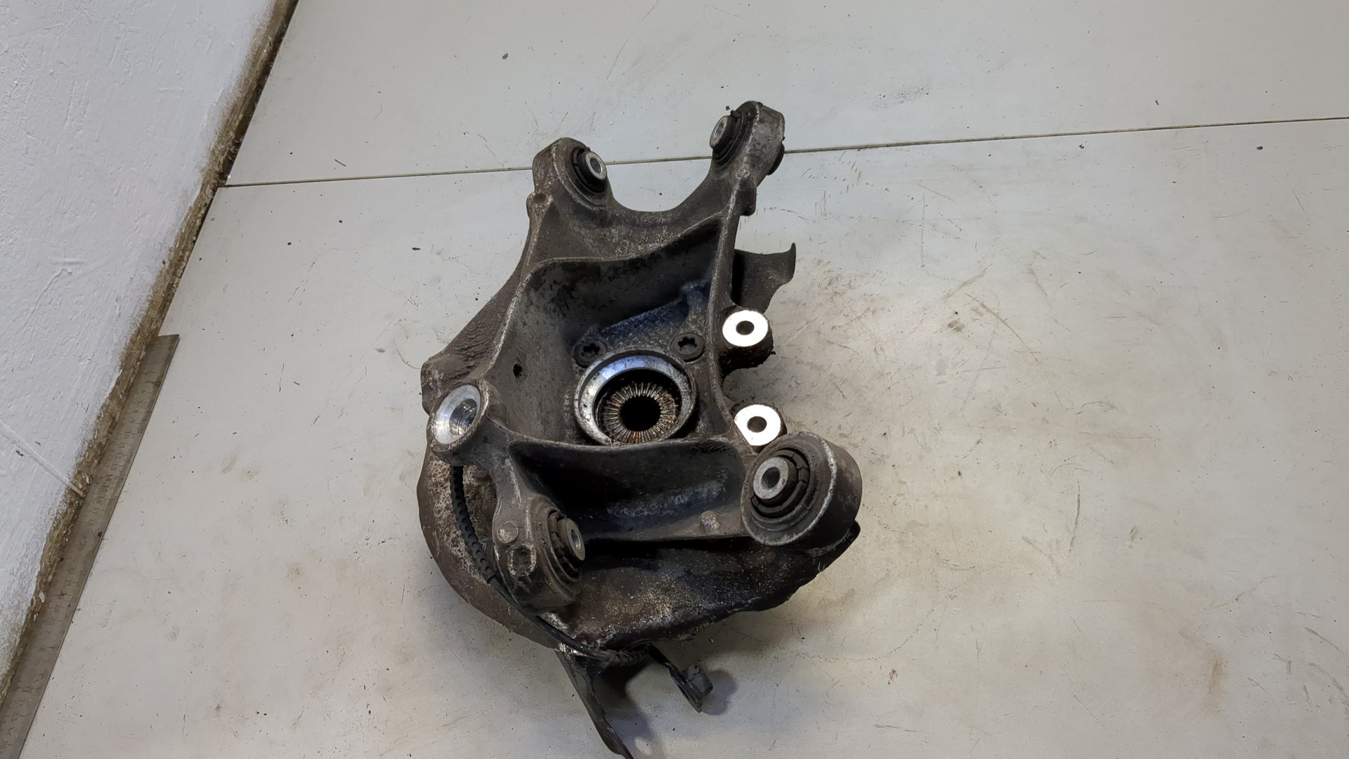 Кулак поворотный задний левый