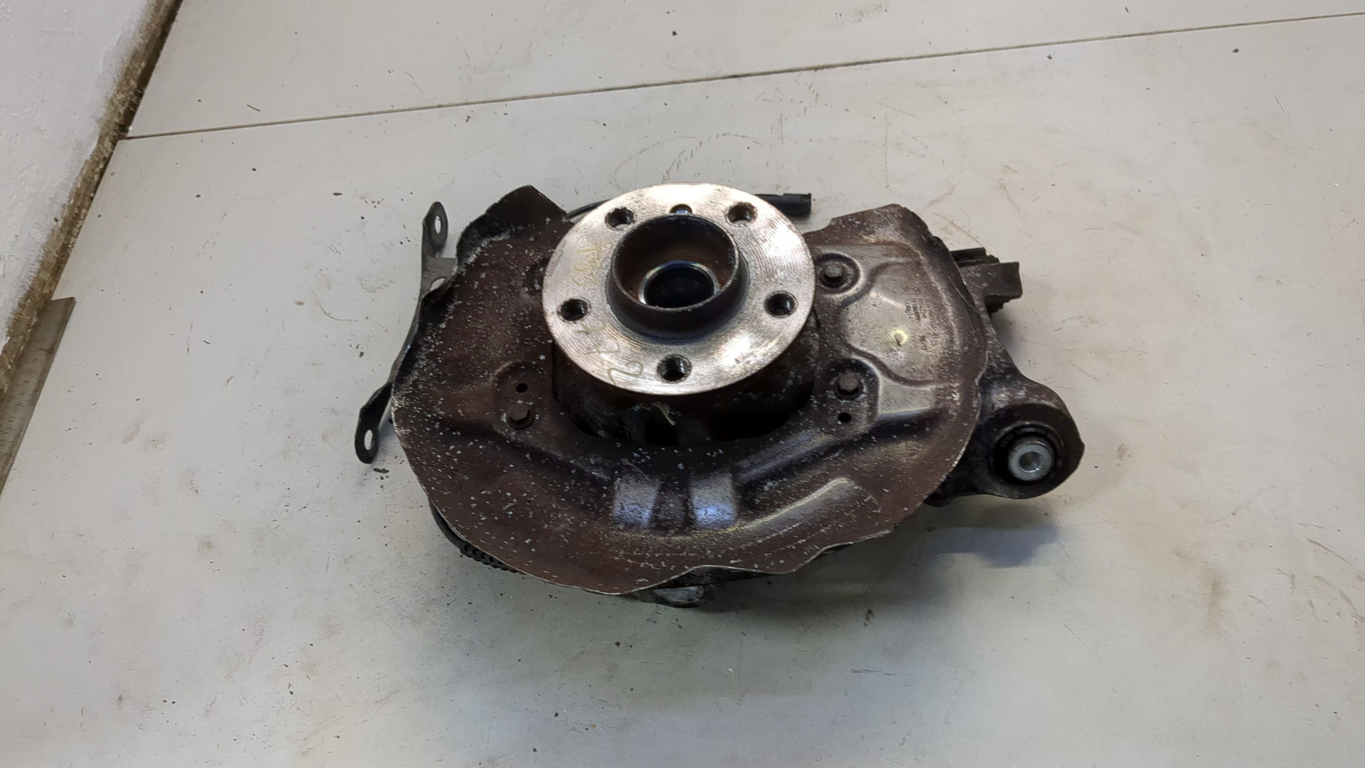 Кулак поворотный задний левый