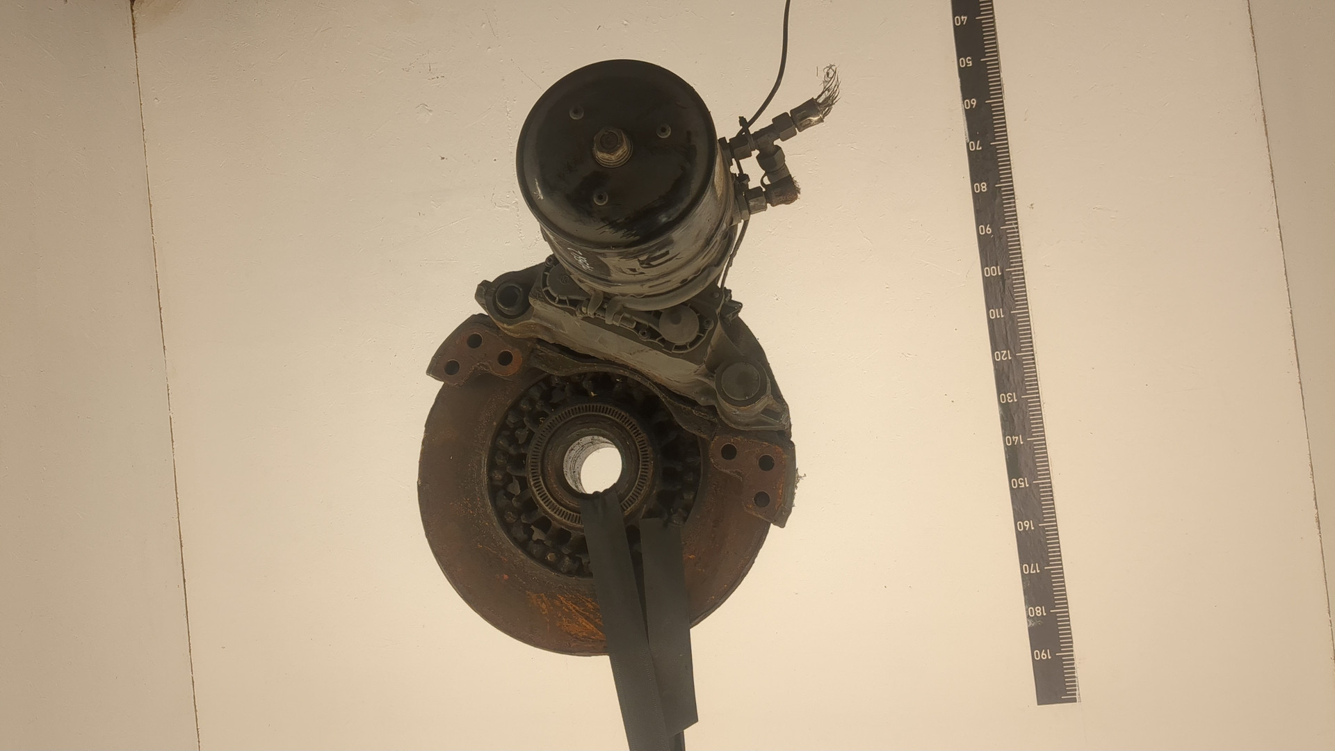 Кулак поворотный передний правый