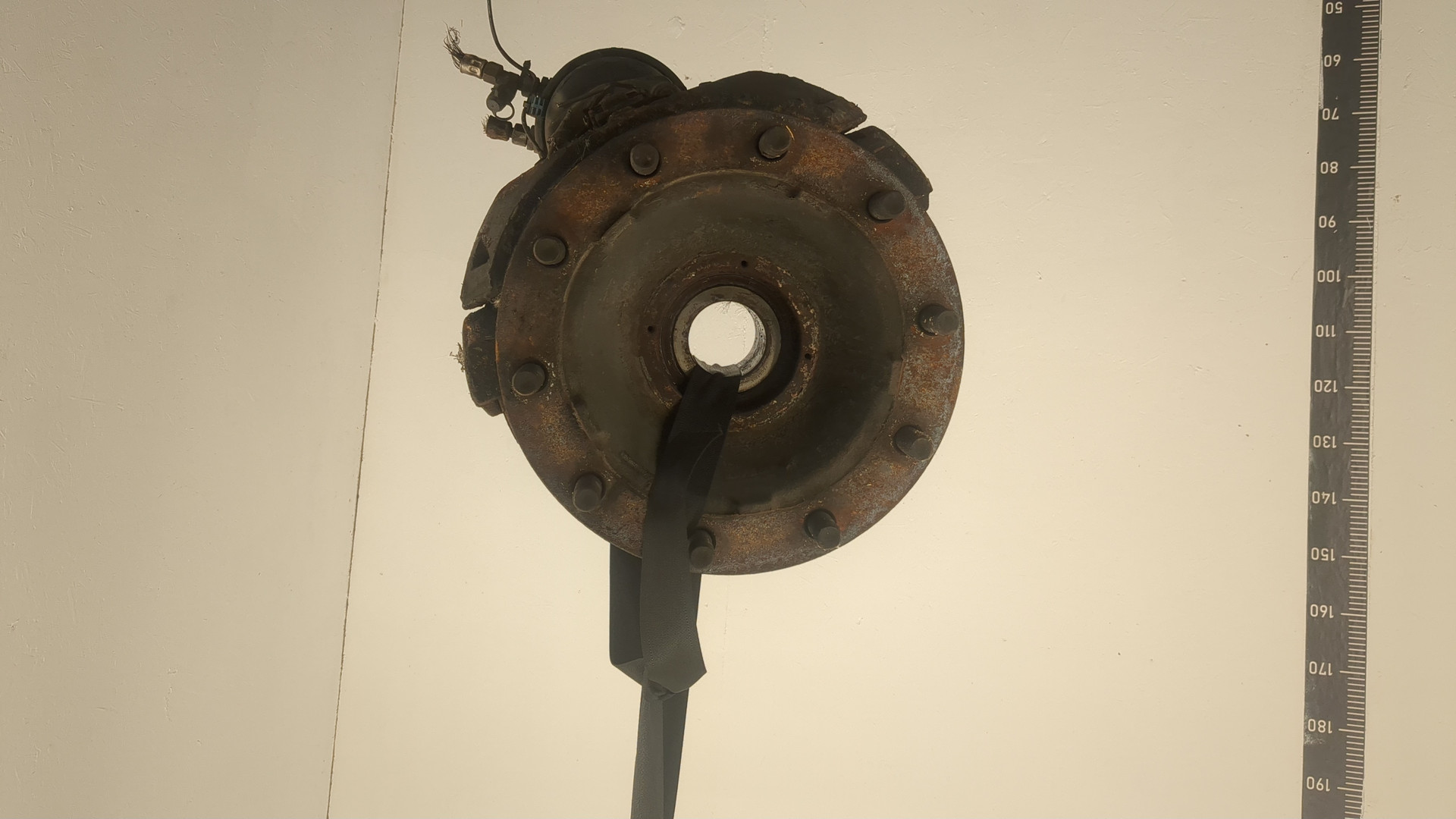 Кулак поворотный передний правый