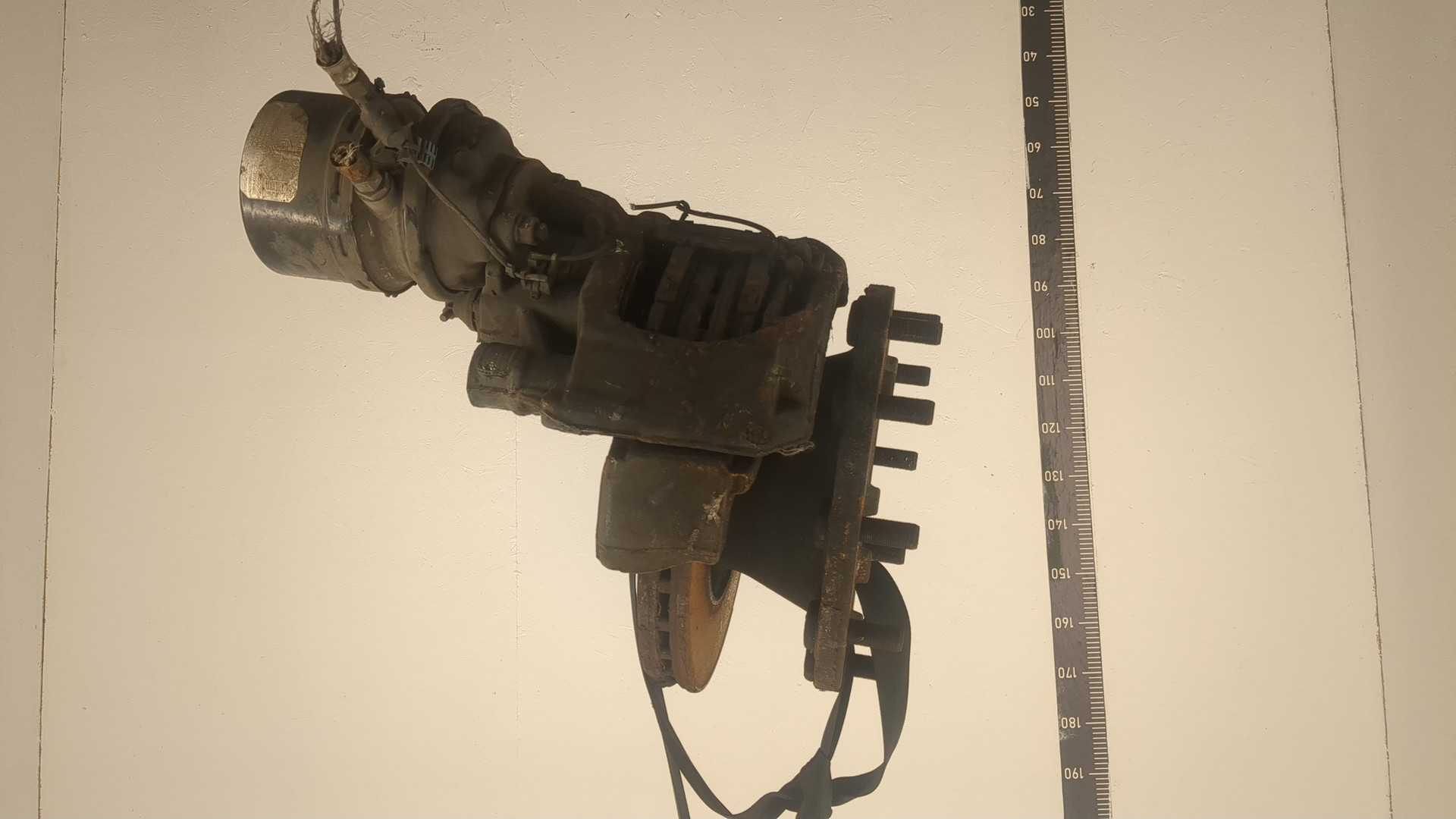 Кулак поворотный передний правый