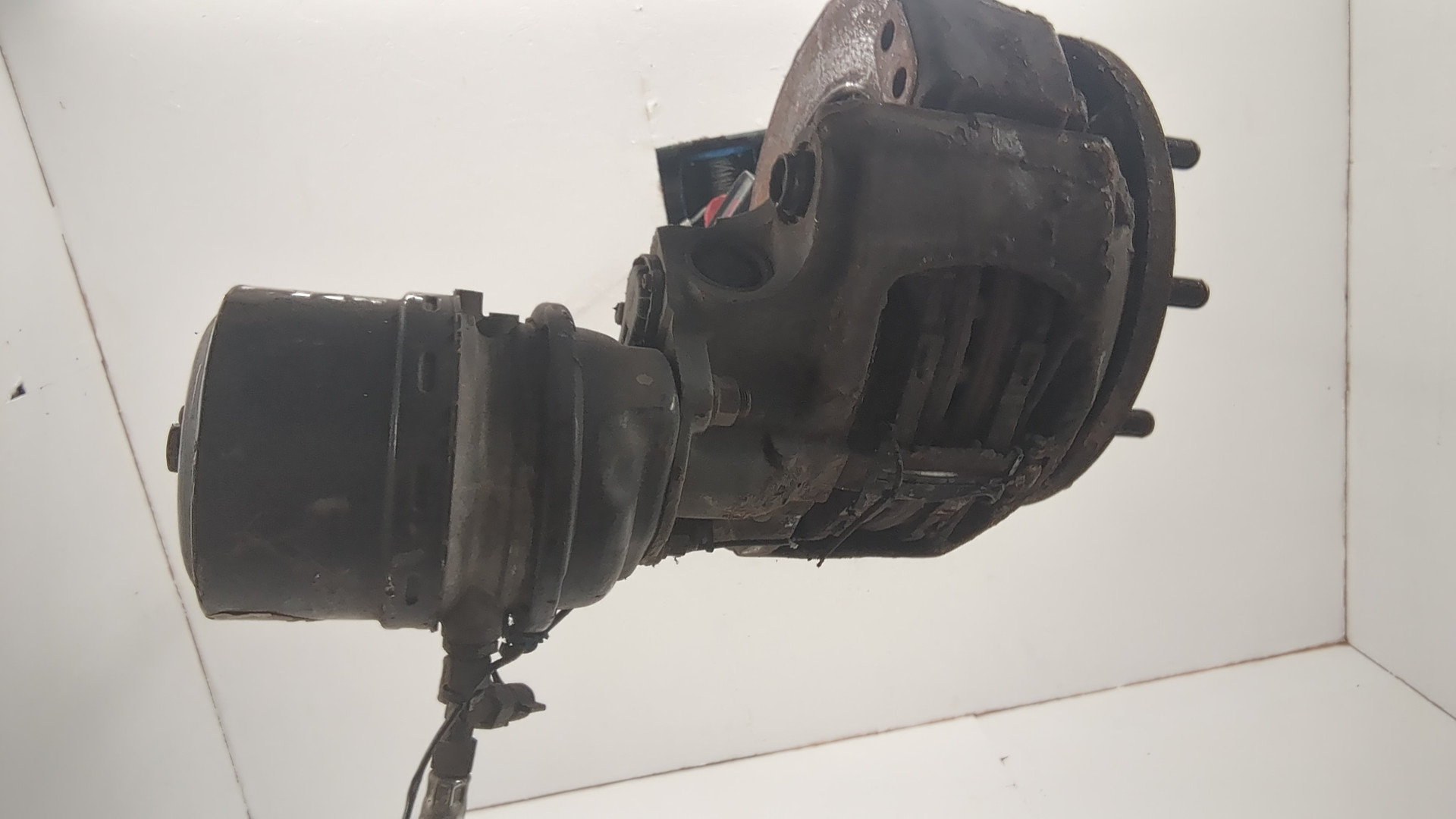 Кулак поворотный передний правый