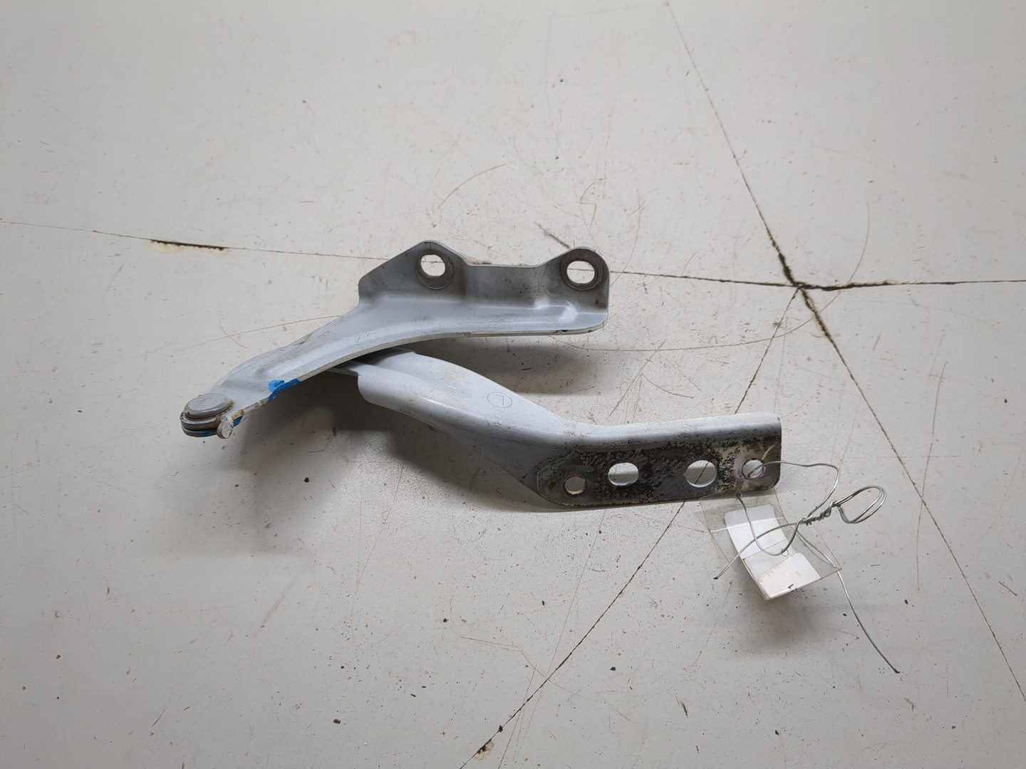 Петля капота левая