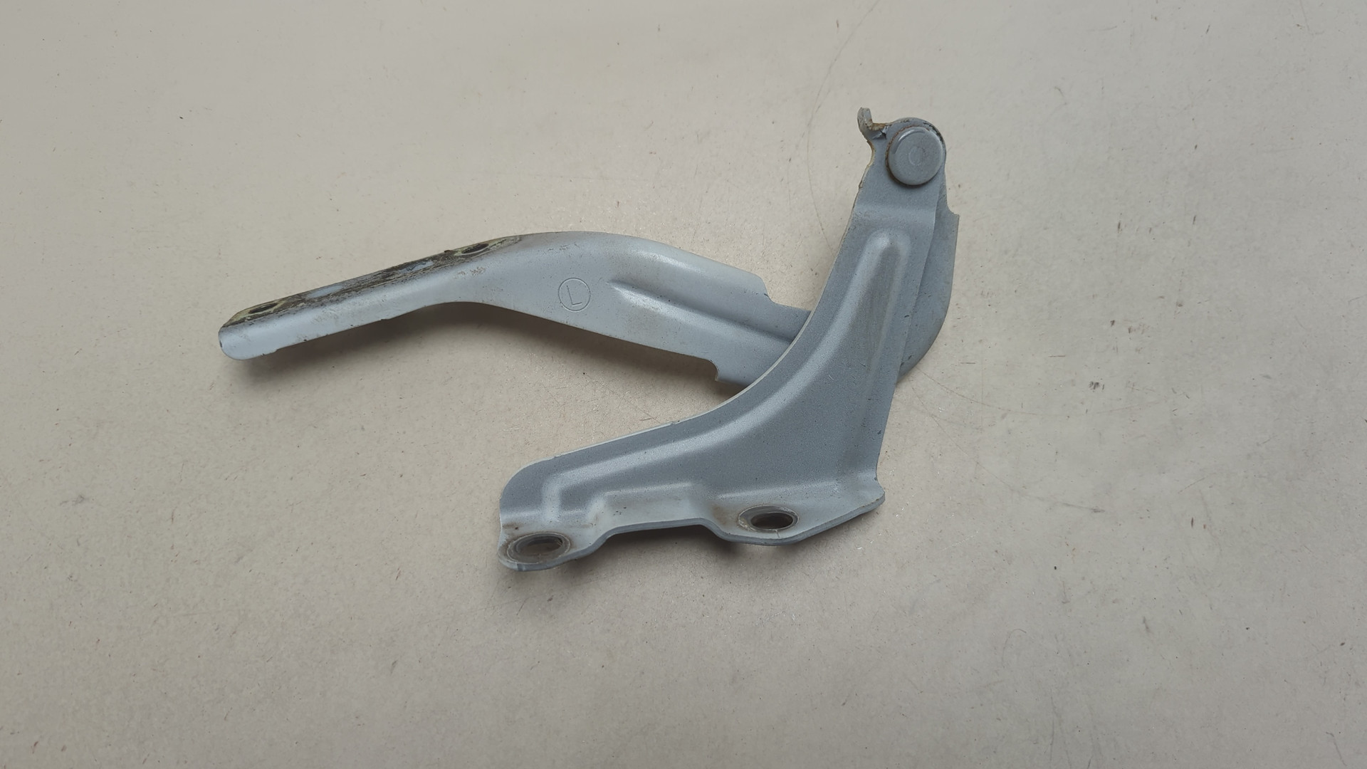 Петля капота левая