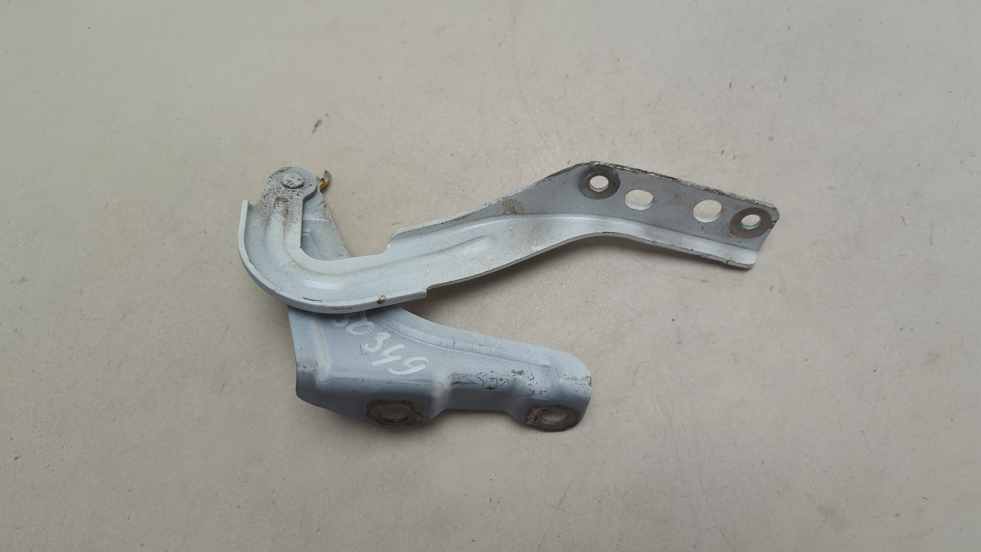 Петля капота левая