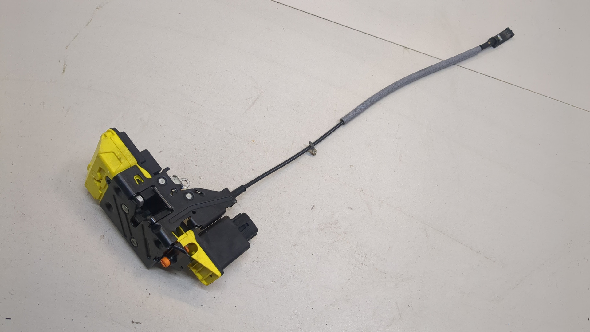 Замок двери задней левой