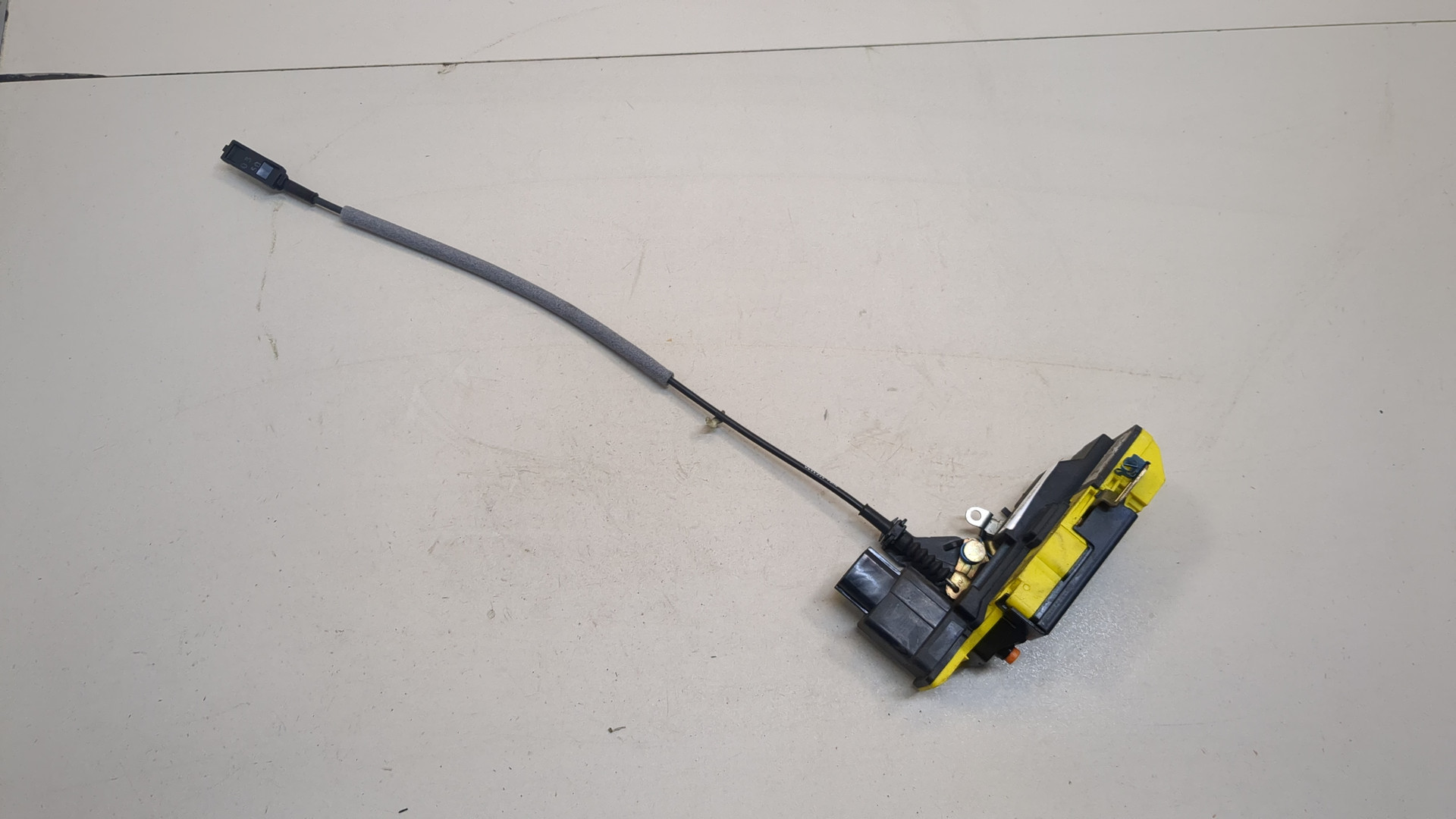 Замок двери задней левой