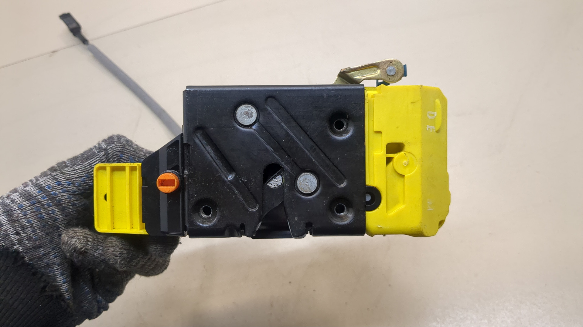 Замок двери задней левой