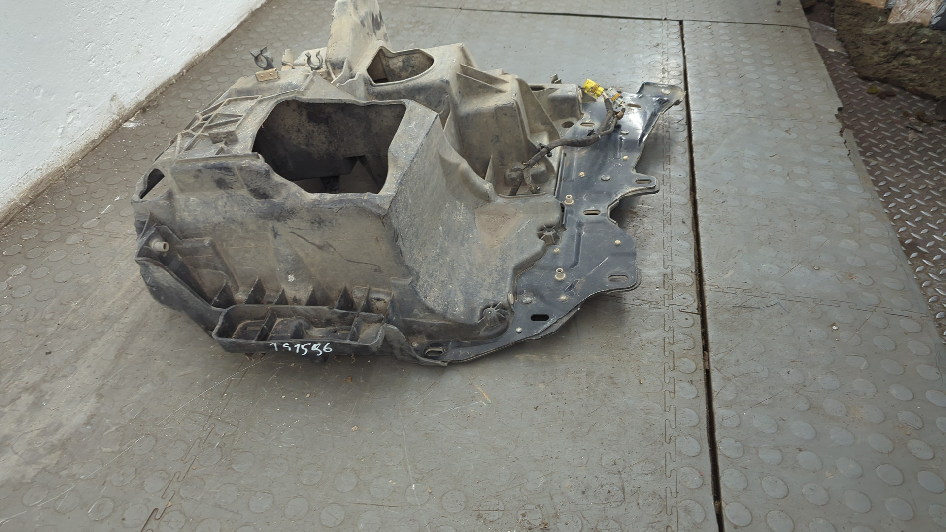 Кронштейн фар левый