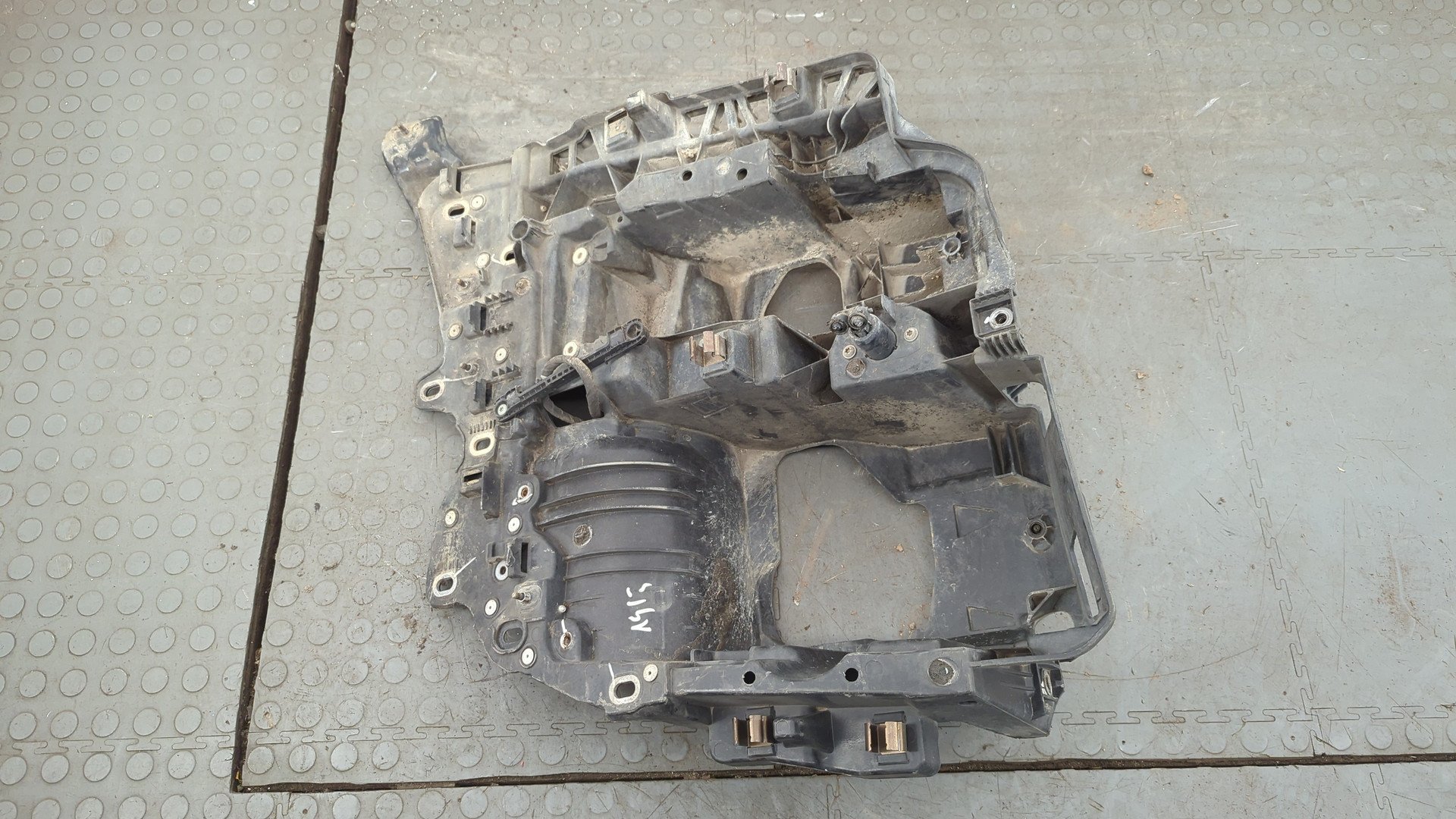 Кронштейн фар левый