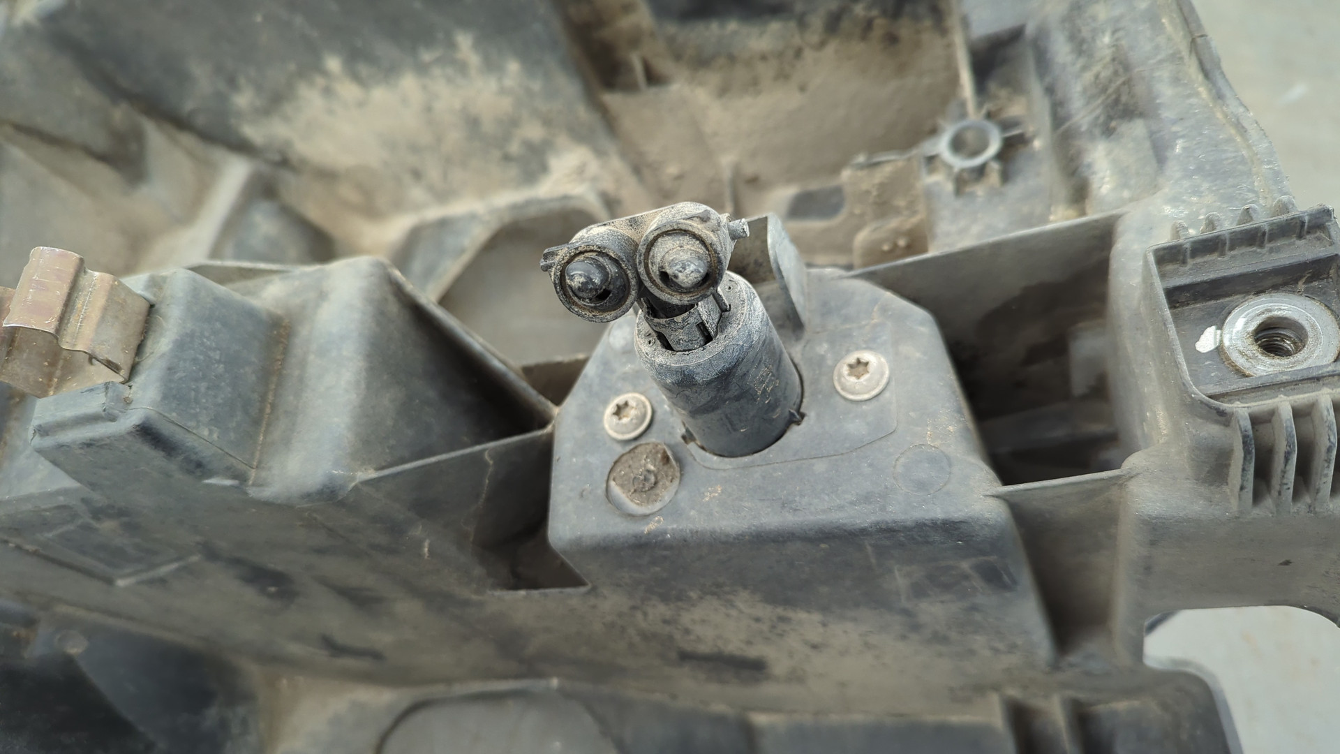 Кронштейн фар левый