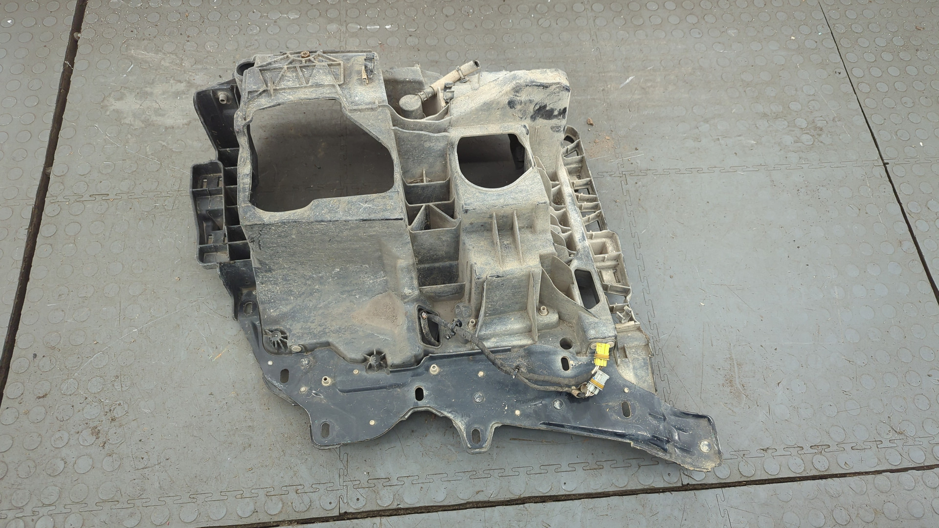 Кронштейн фар левый