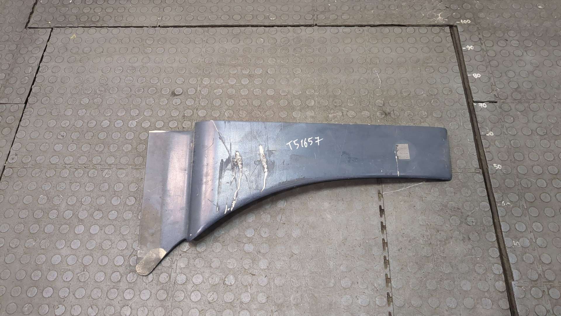 Накладка переднего крыла левого