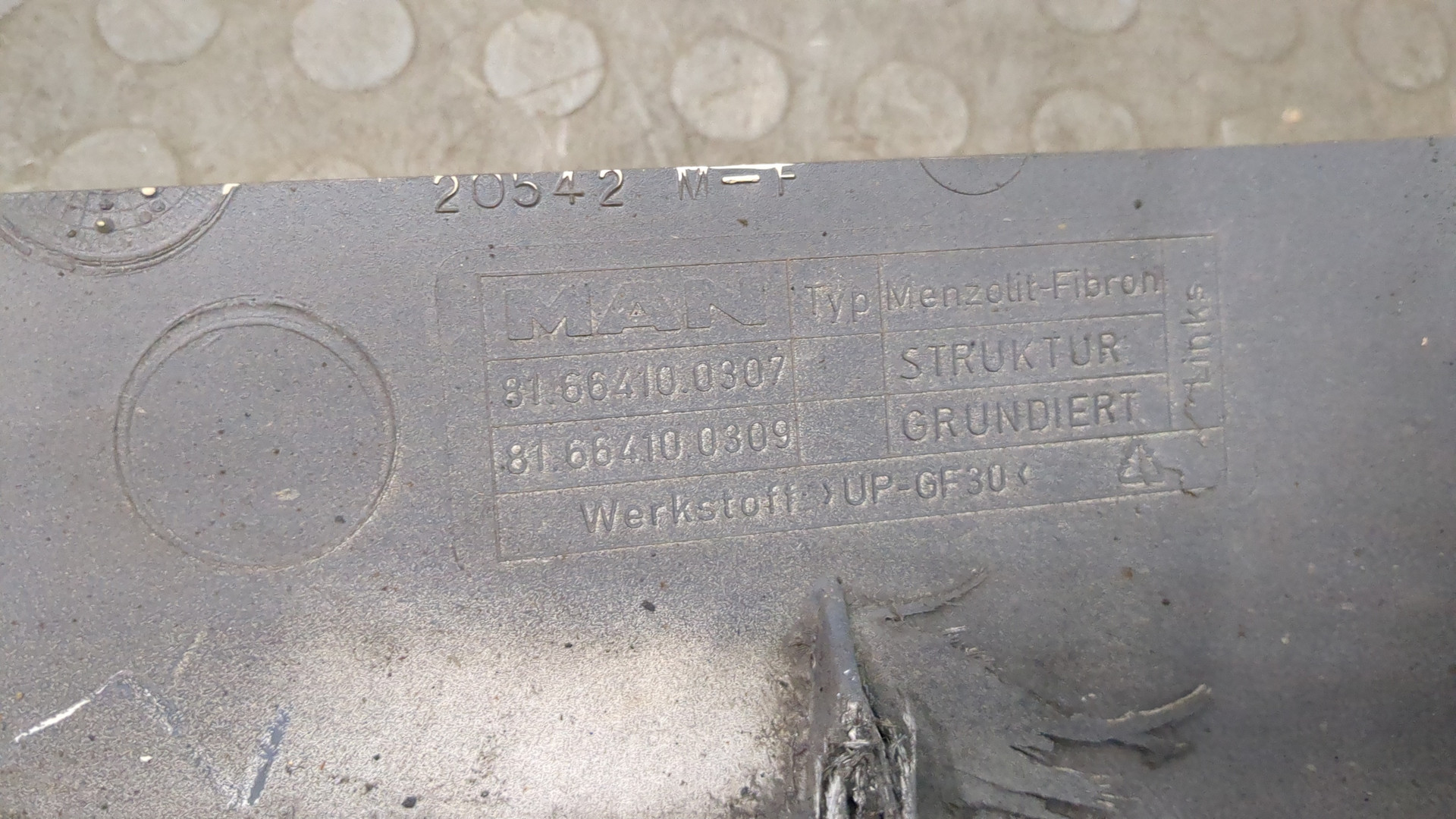 Накладка переднего крыла левого