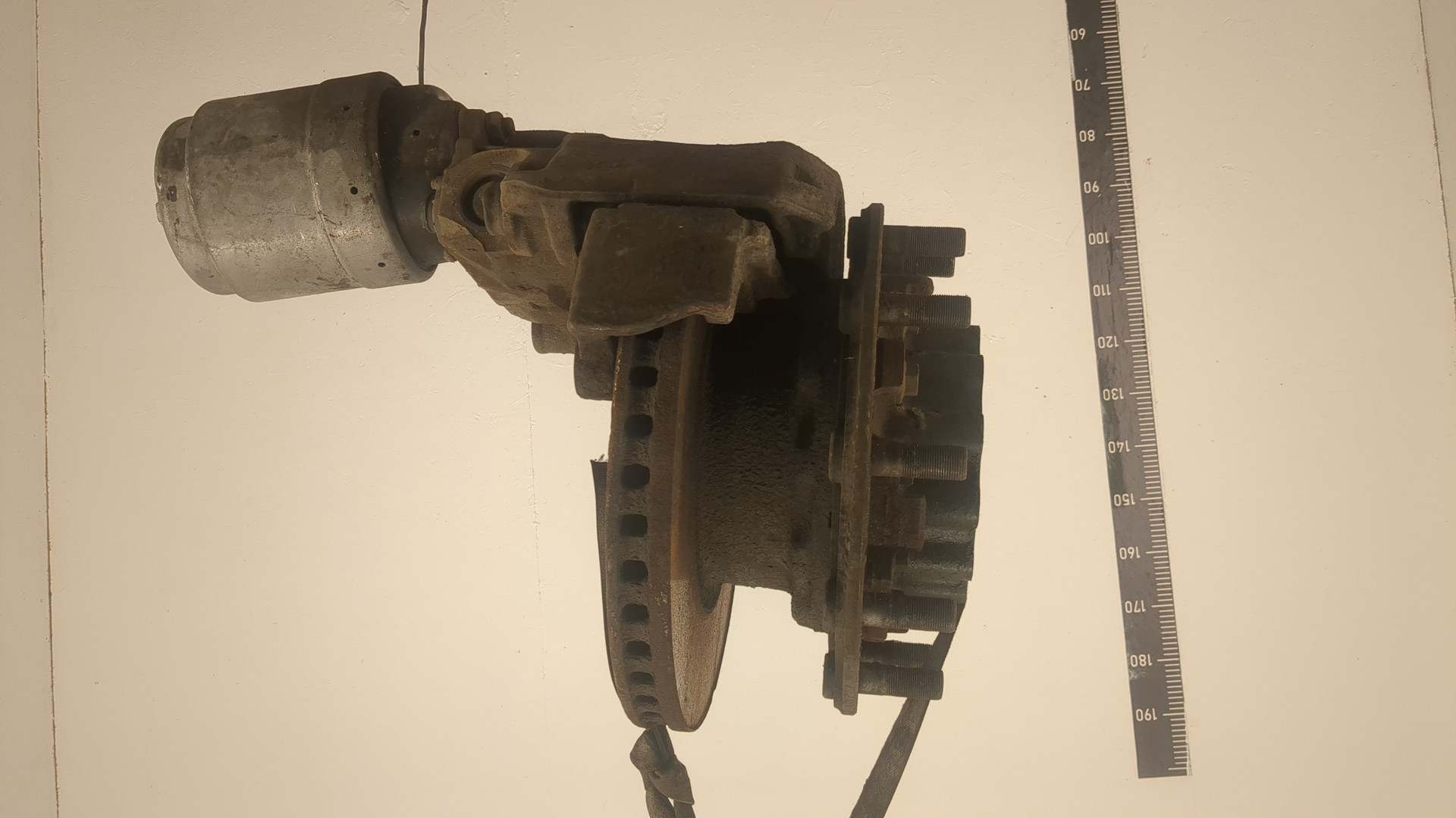 Кулак поворотный передний левый