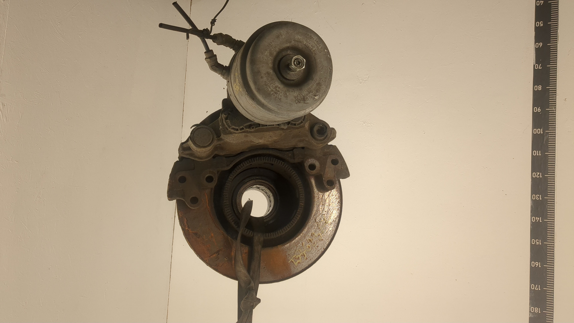 Кулак поворотный передний левый