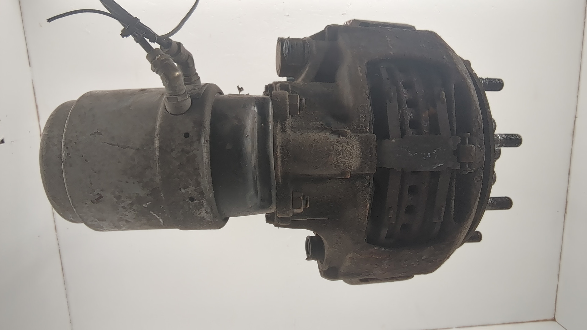 Кулак поворотный передний левый