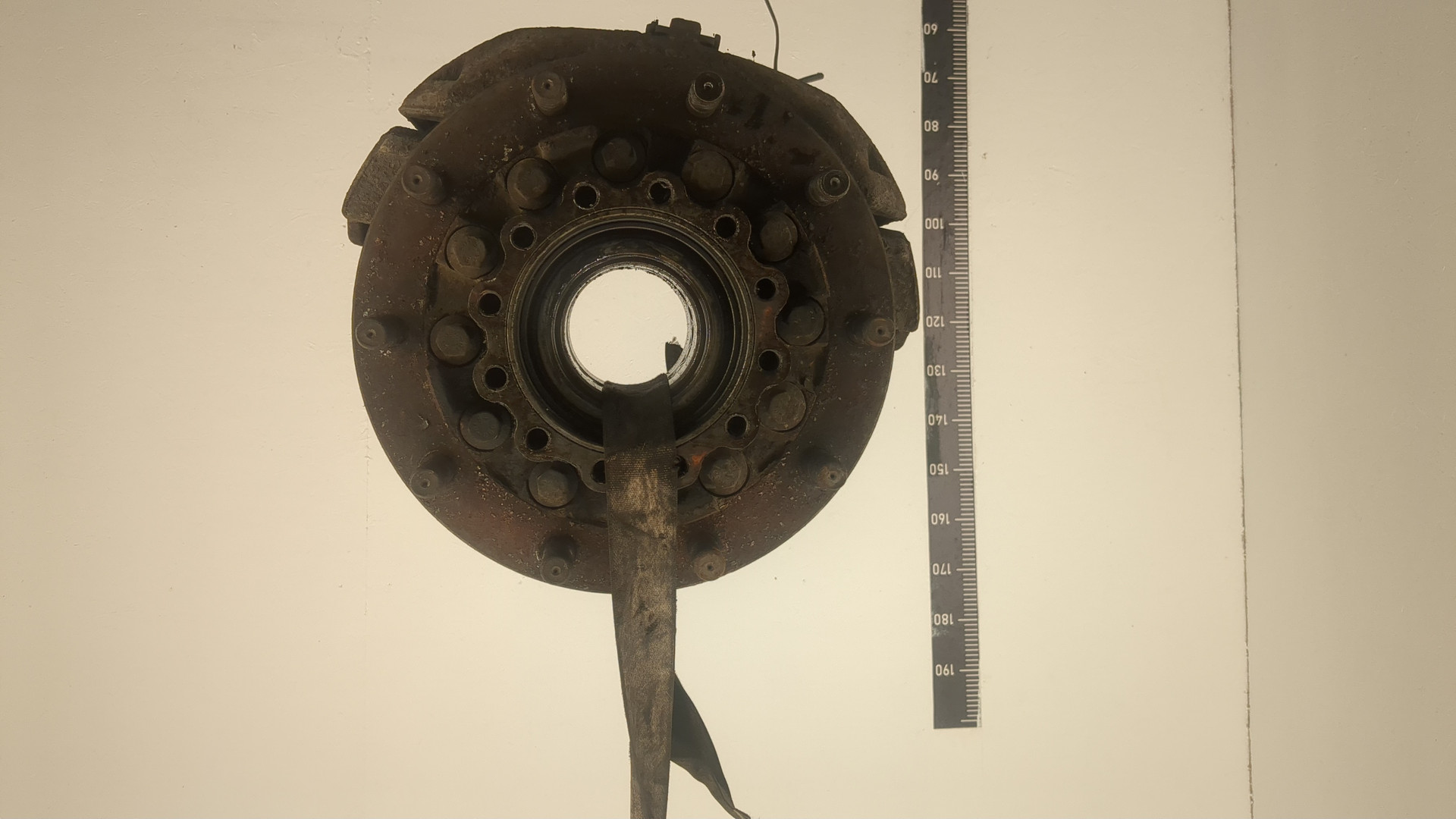 Кулак поворотный передний левый