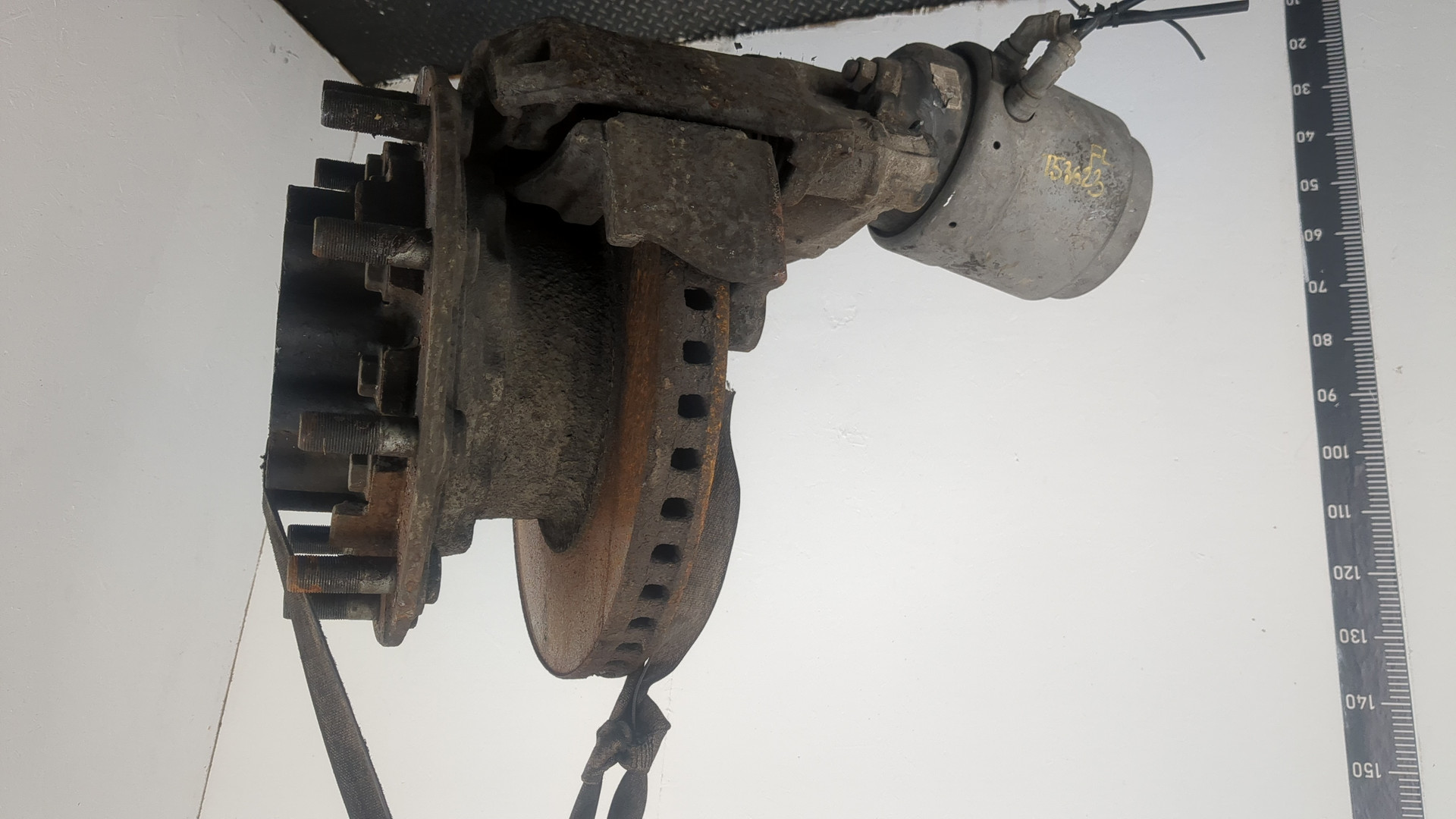 Кулак поворотный передний левый