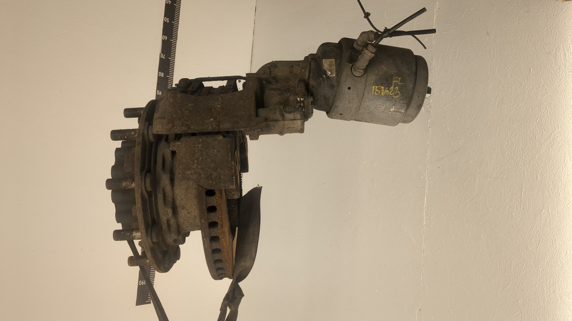 Кулак поворотный передний левый