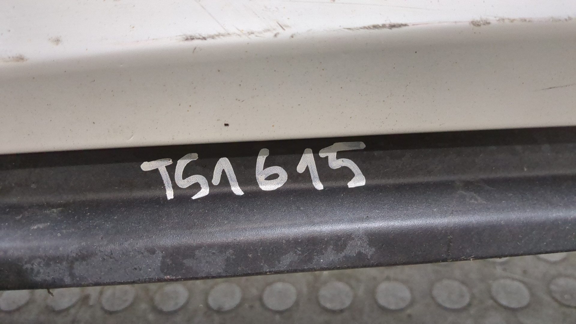 Накладка переднего бампера левая