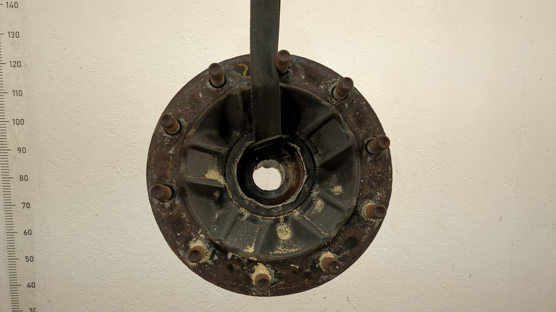 Кулак поворотный передний правый