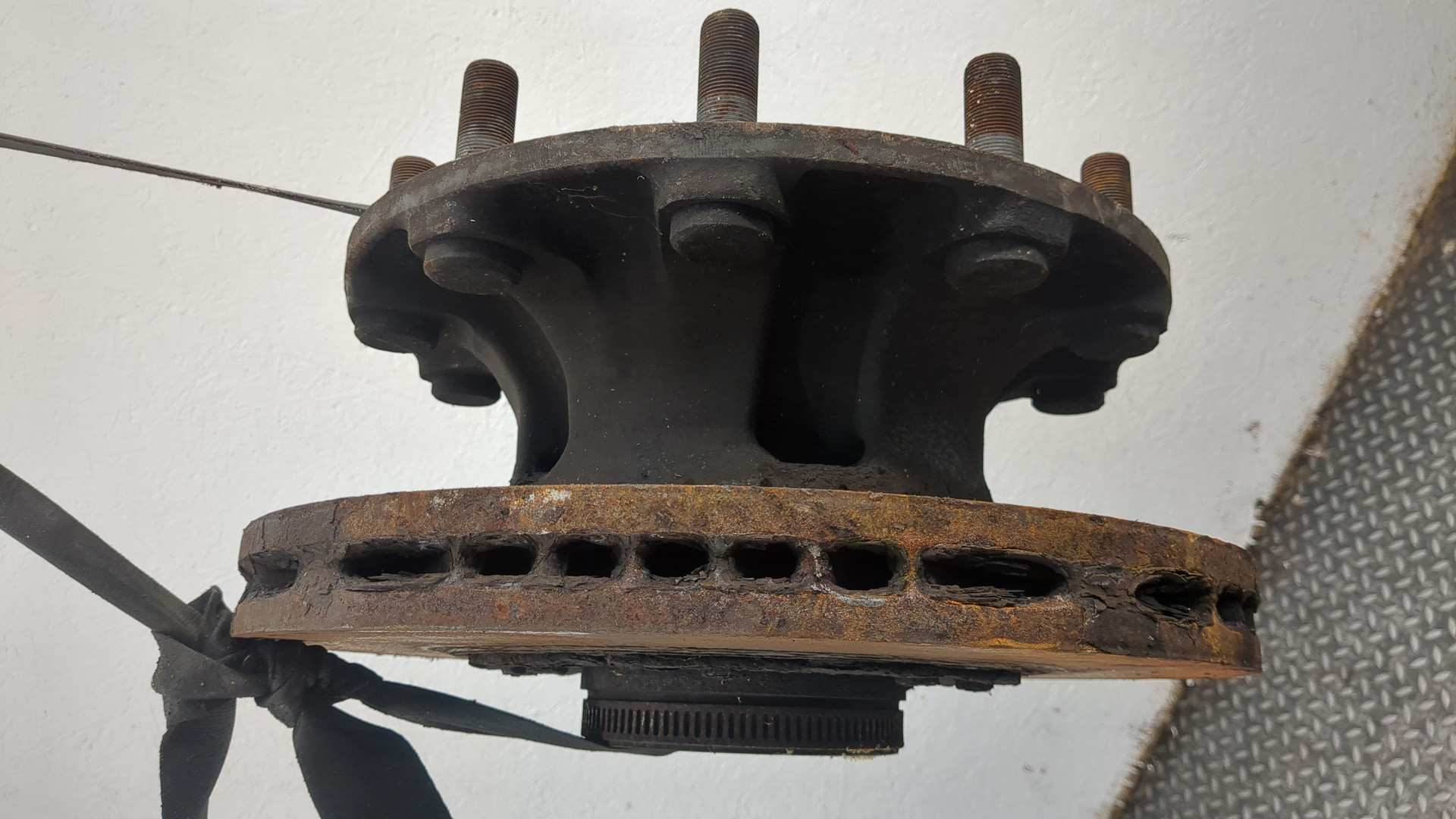 Кулак поворотный передний правый