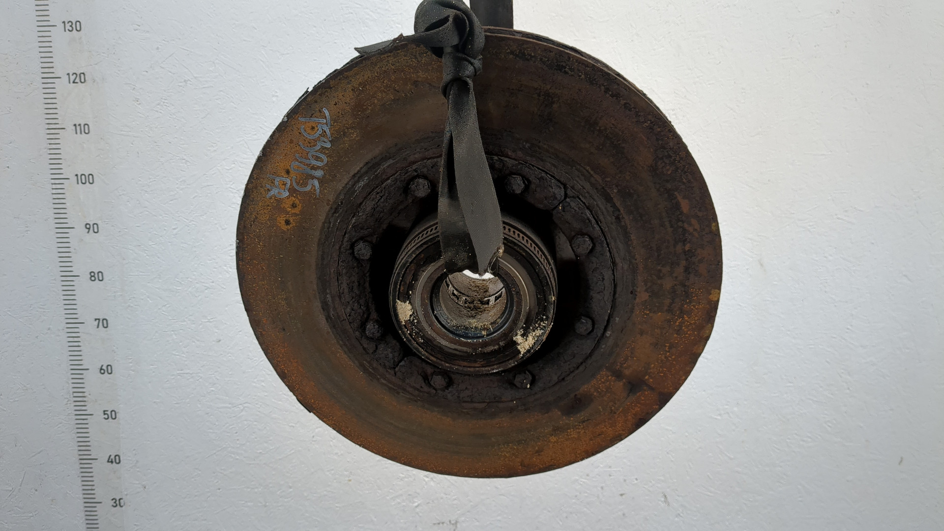 Кулак поворотный передний правый