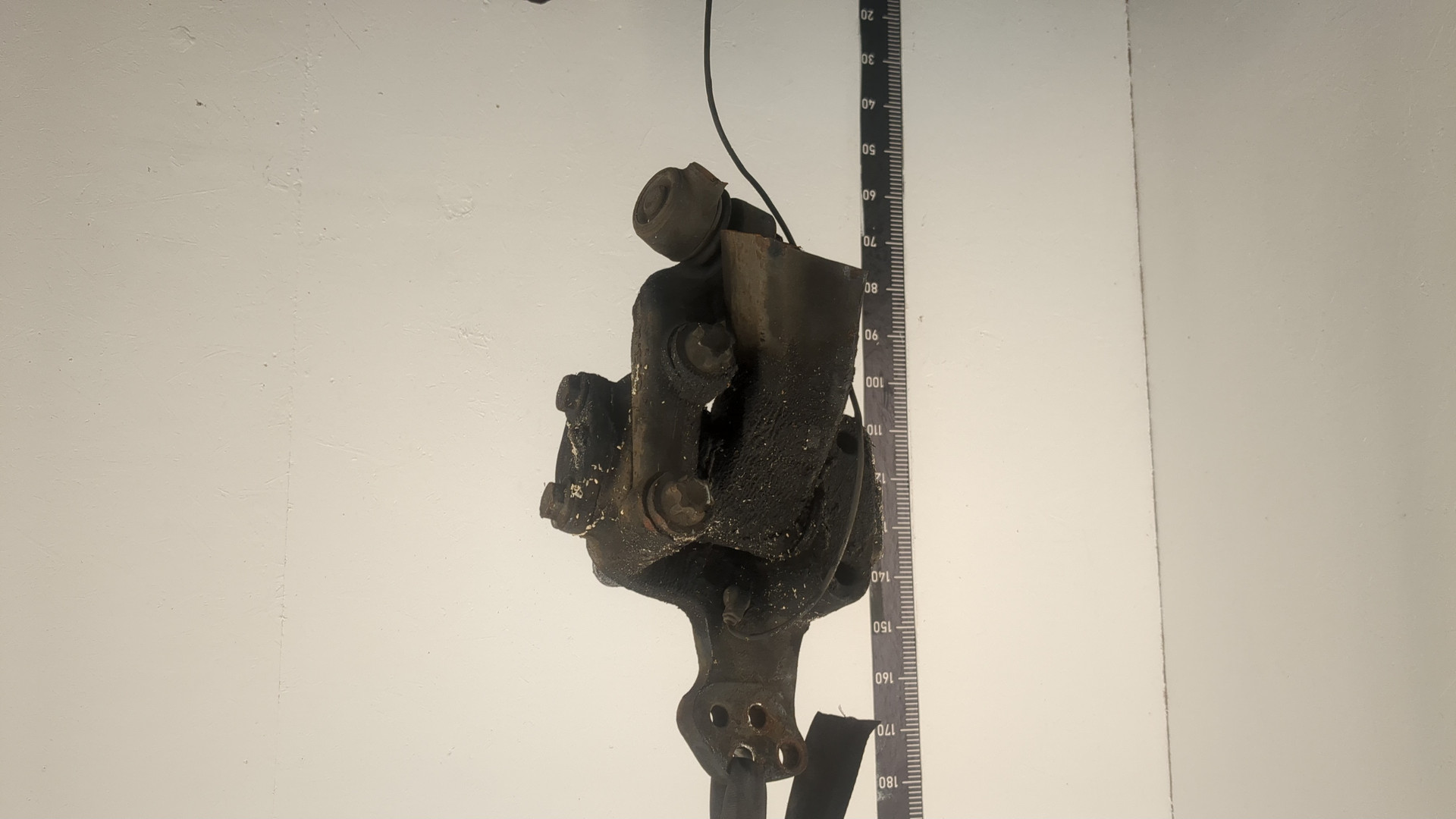 Кулак поворотный передний левый