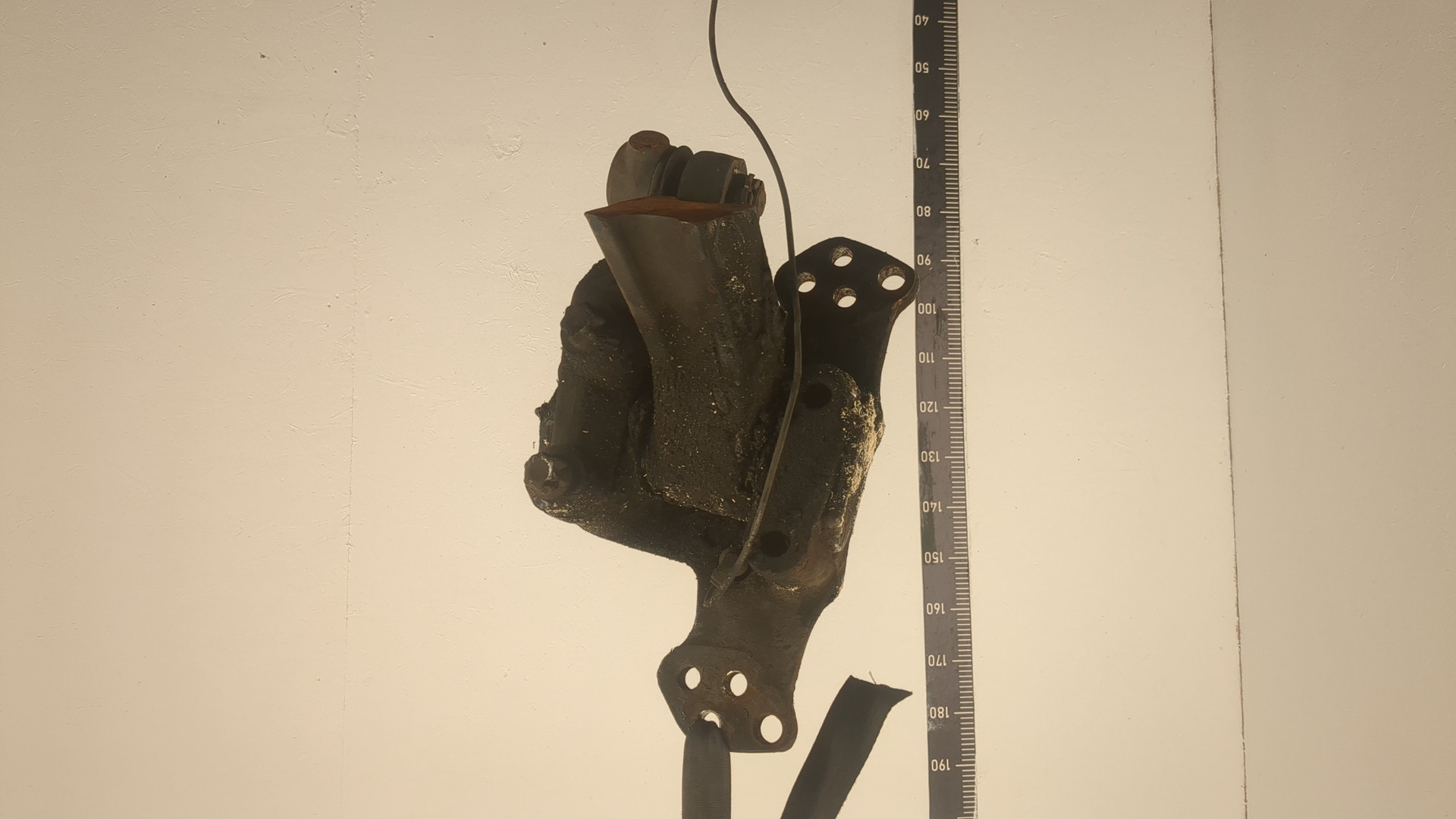 Кулак поворотный передний левый