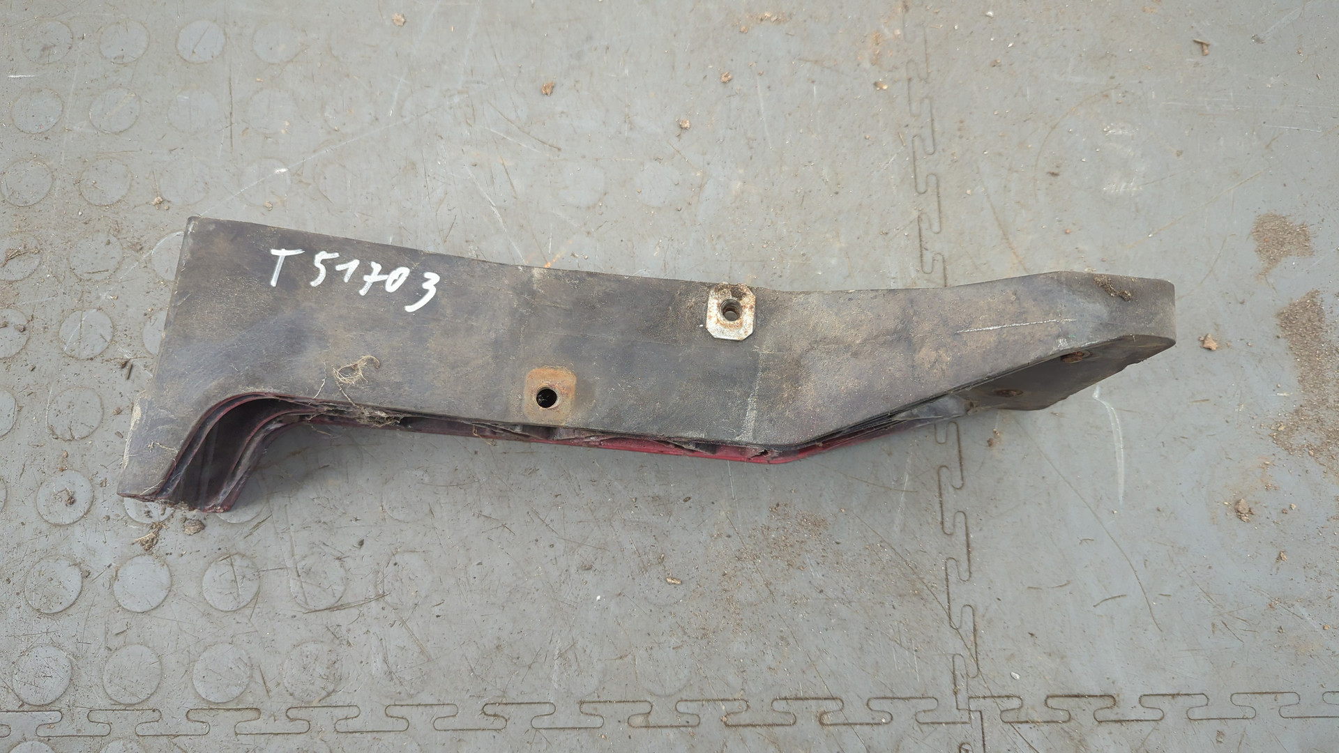 Кронштейн переднего бампера правый