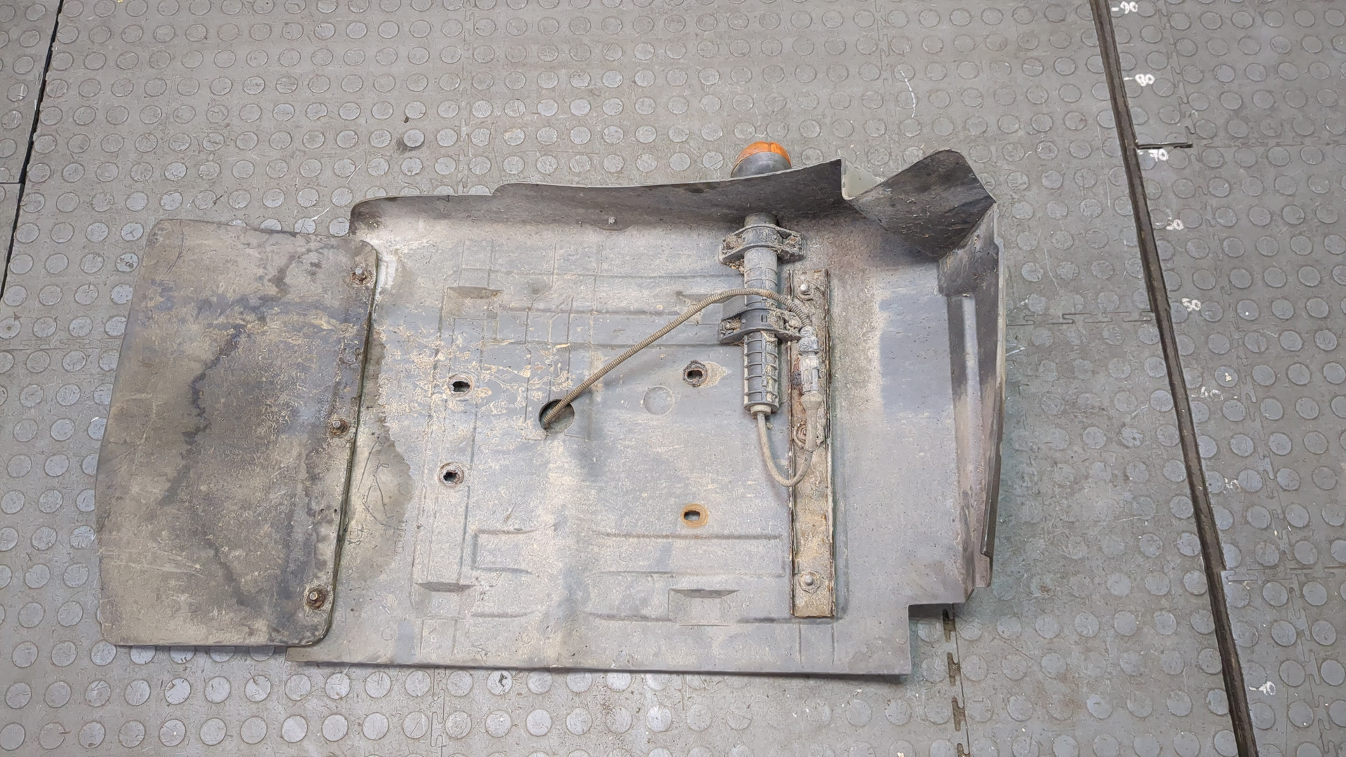 Крыло переднее правое