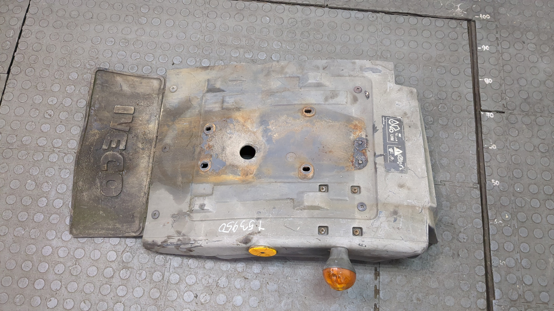 Крыло переднее правое