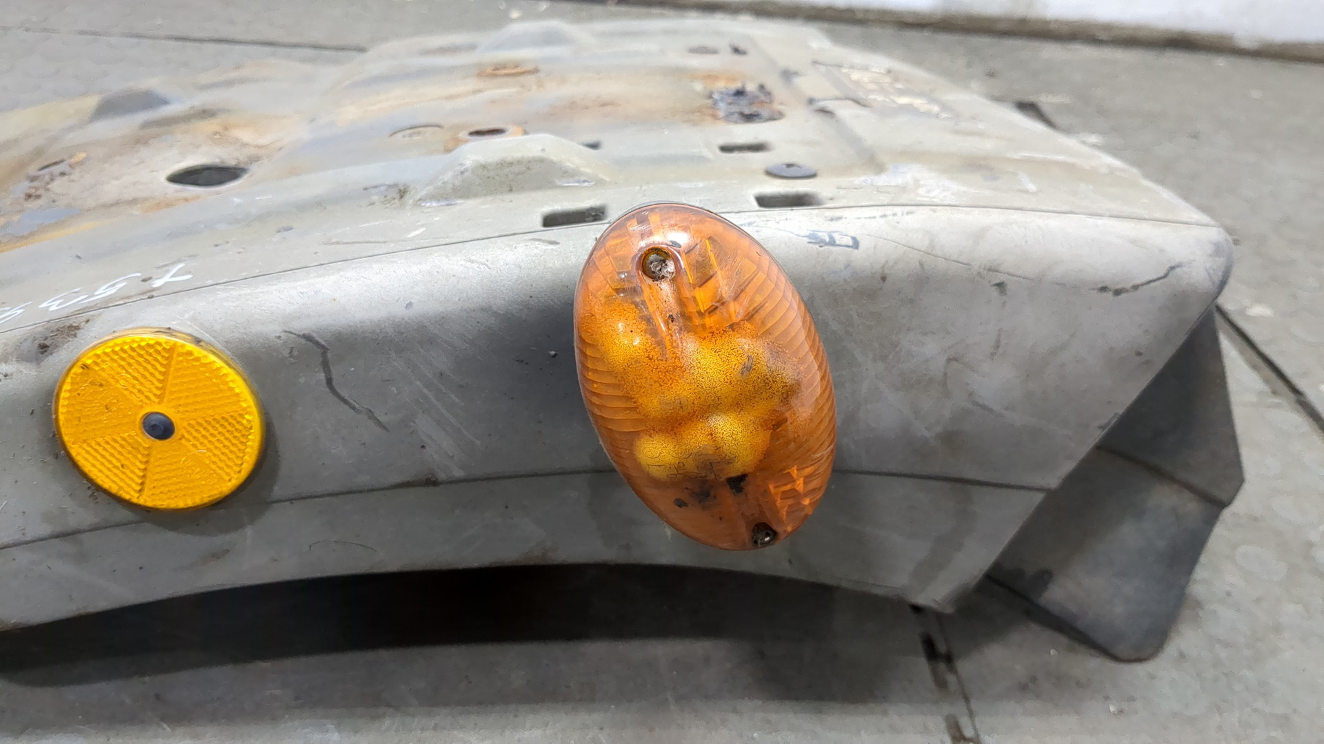 Крыло переднее правое