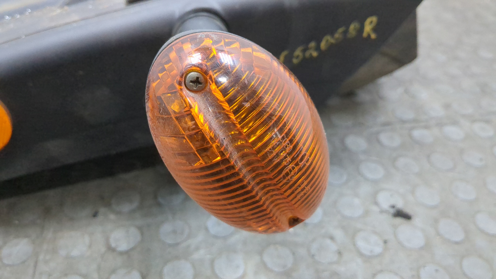 Крыло переднее правое