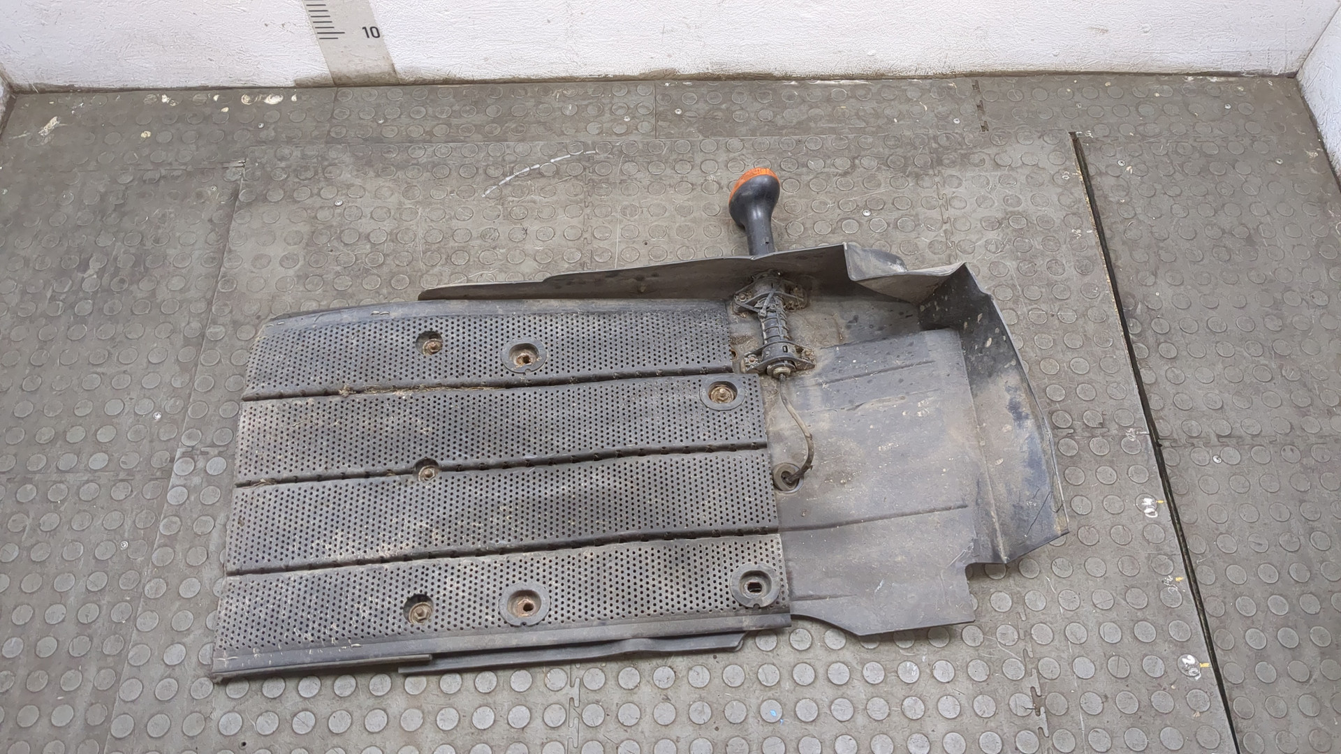 Крыло переднее правое