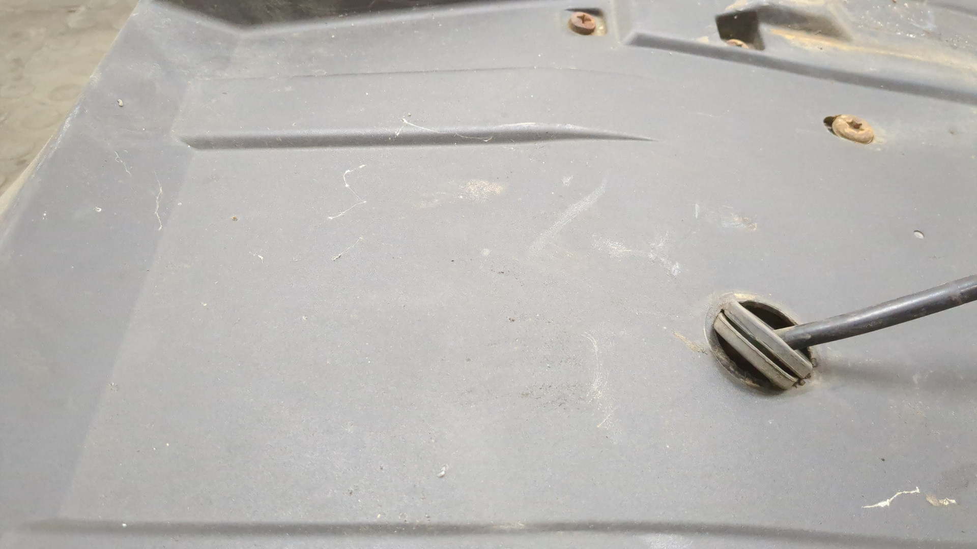 Крыло переднее правое