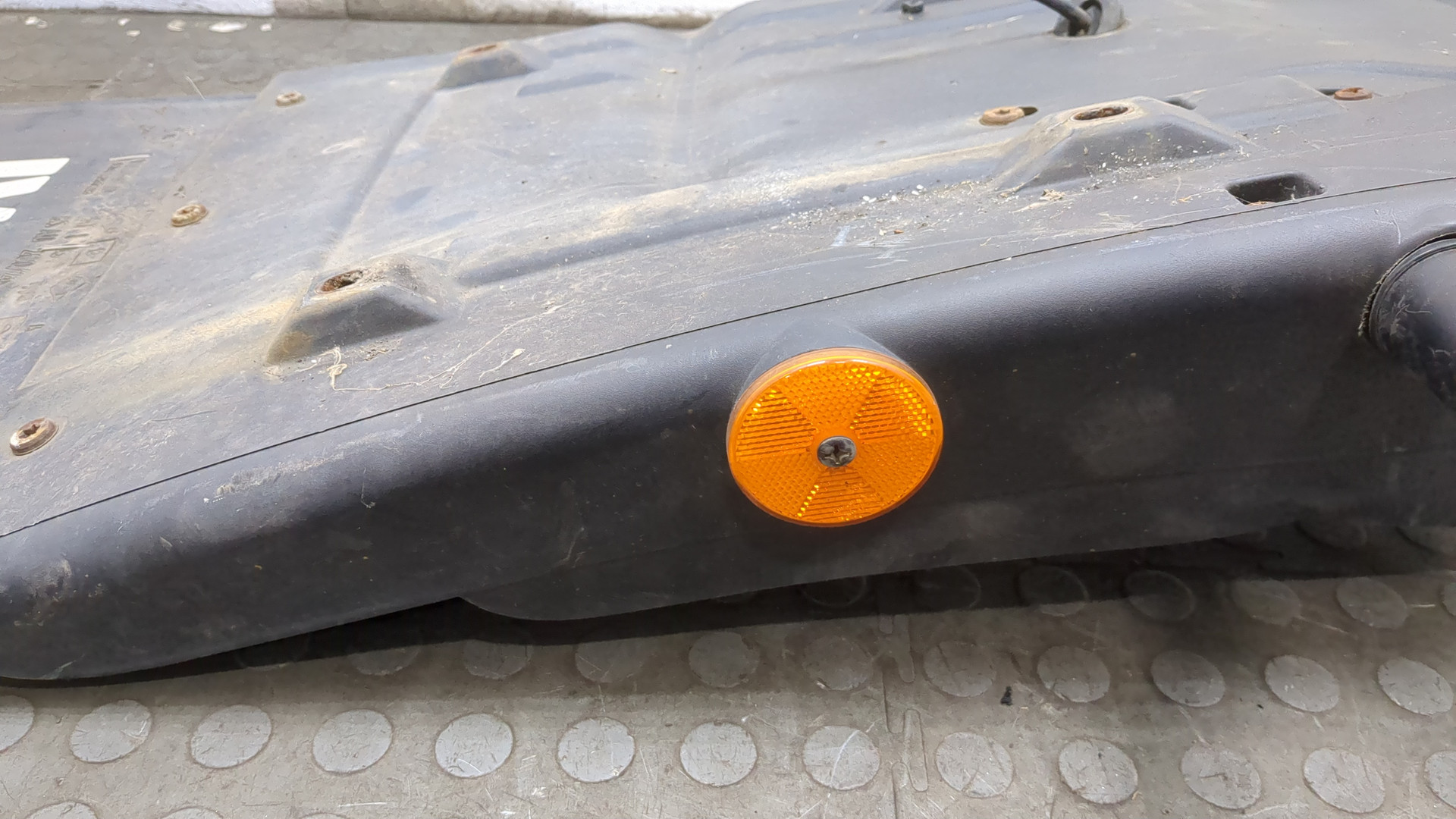 Крыло переднее правое