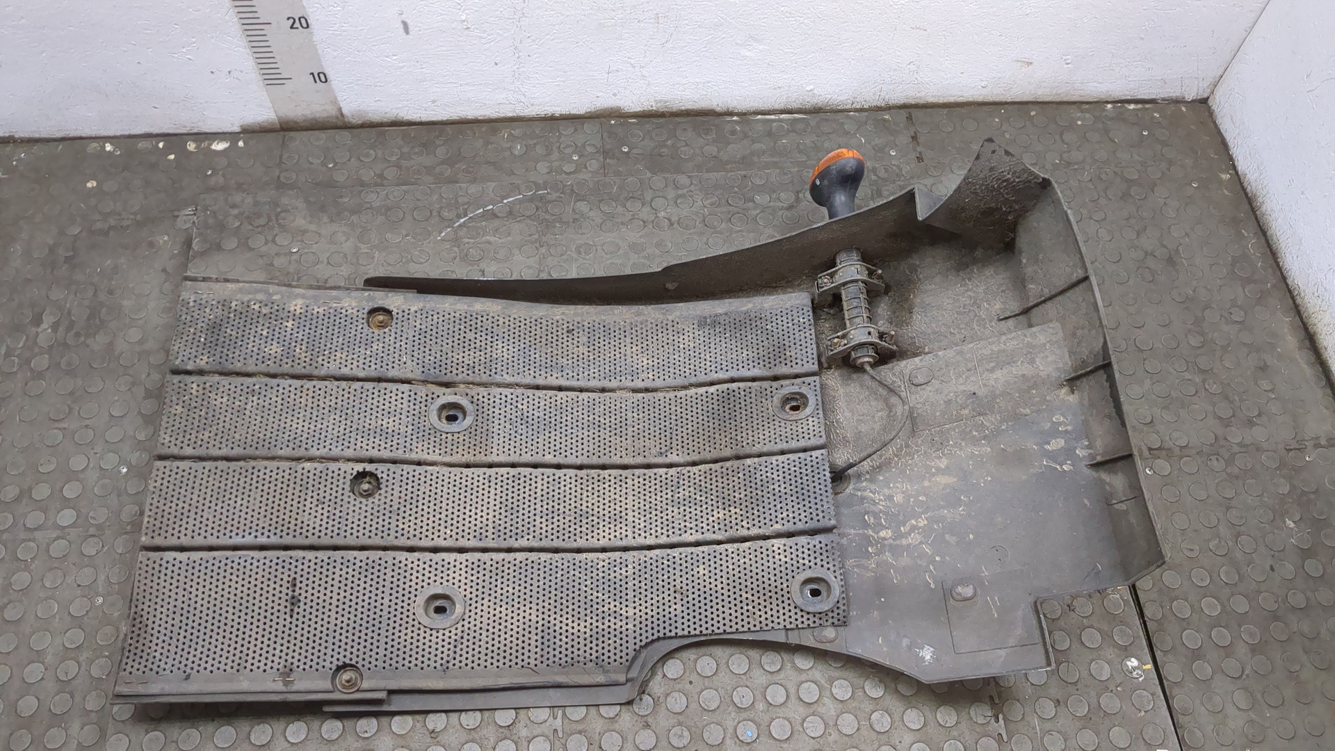 Крыло переднее правое